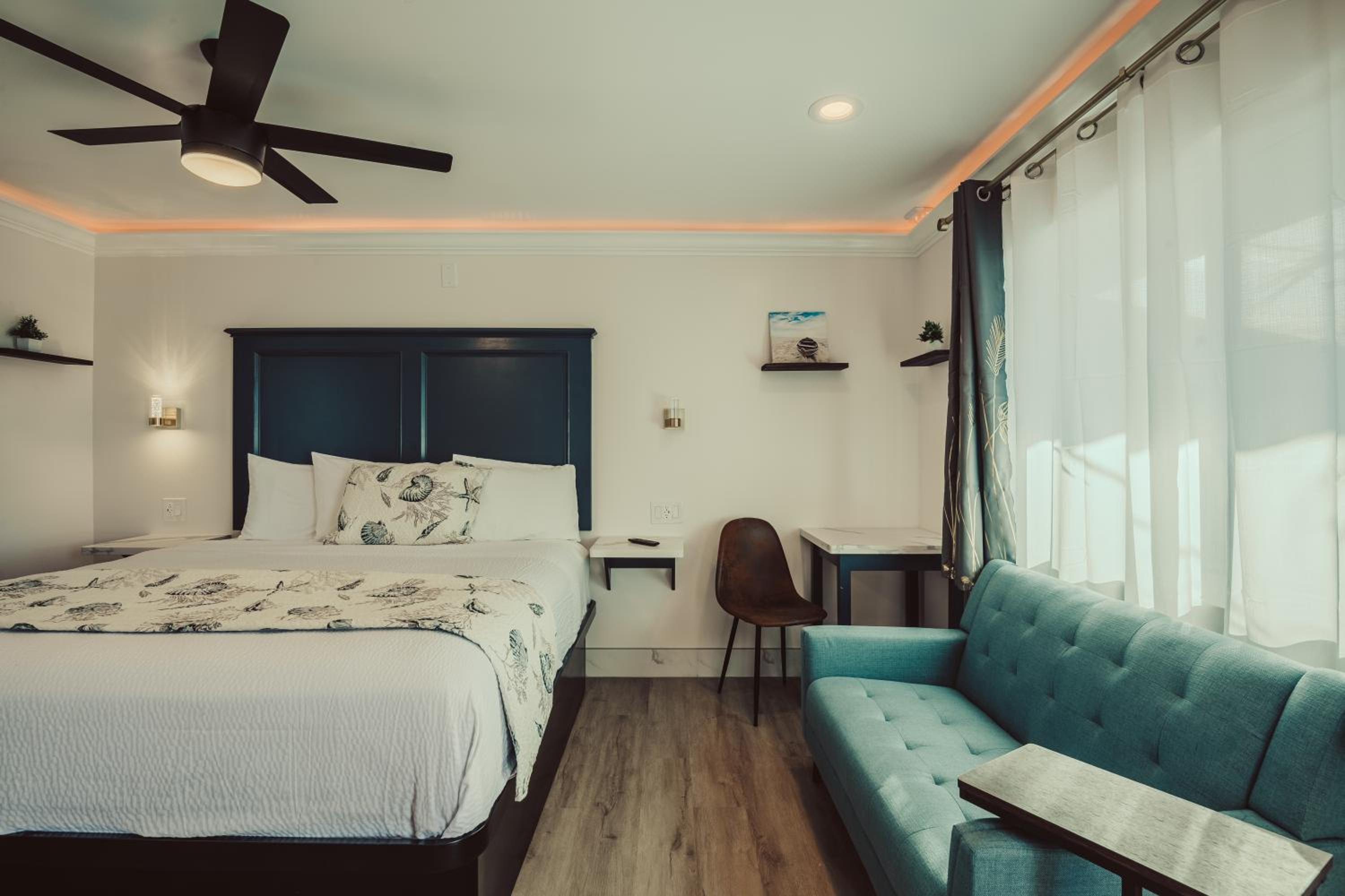 King Suite - Non-Smoking, No Pets - Photo 14