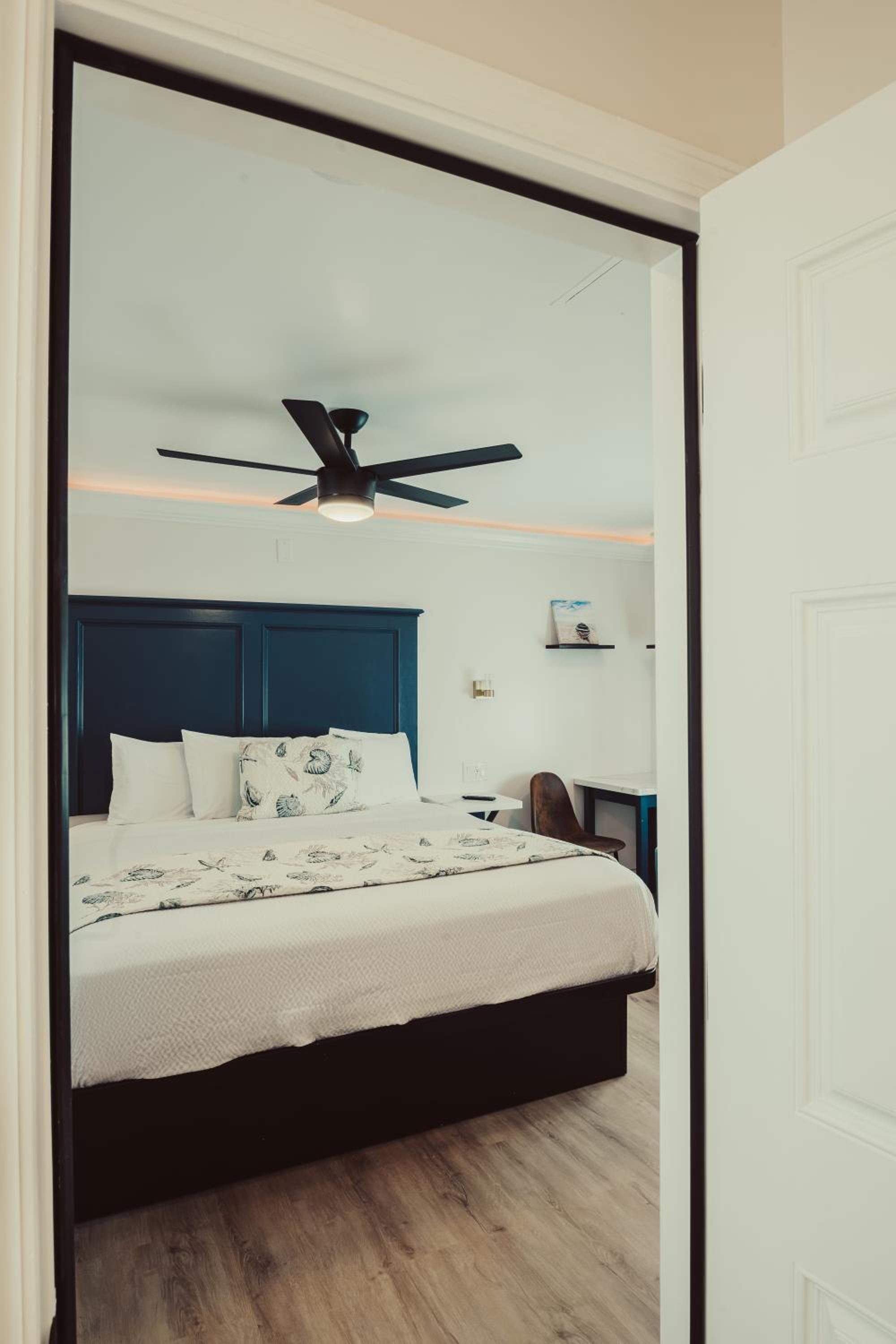 King Suite - Non-Smoking, No Pets - Photo 15