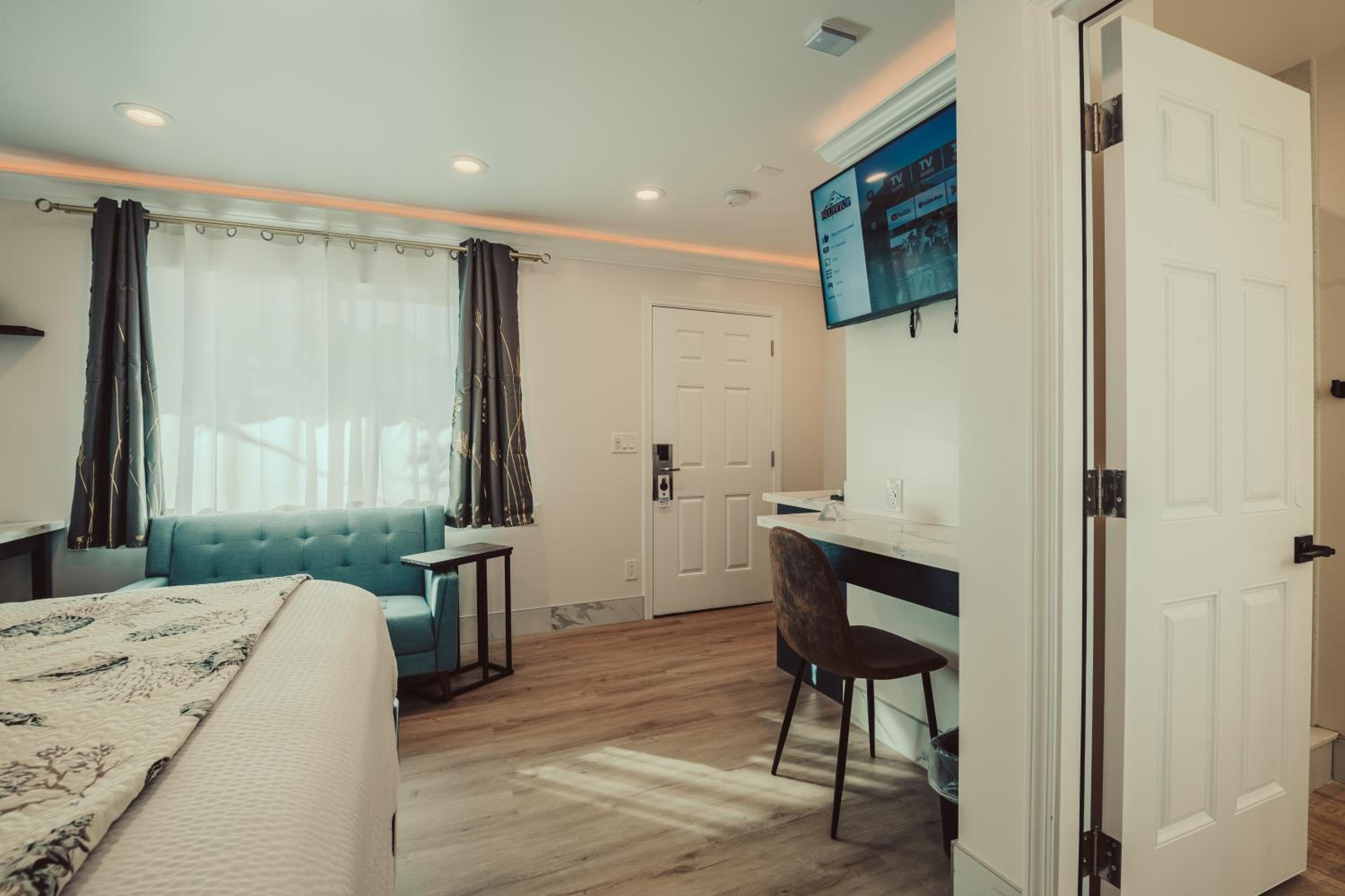 King Suite - Non-Smoking, No Pets - Photo 5
