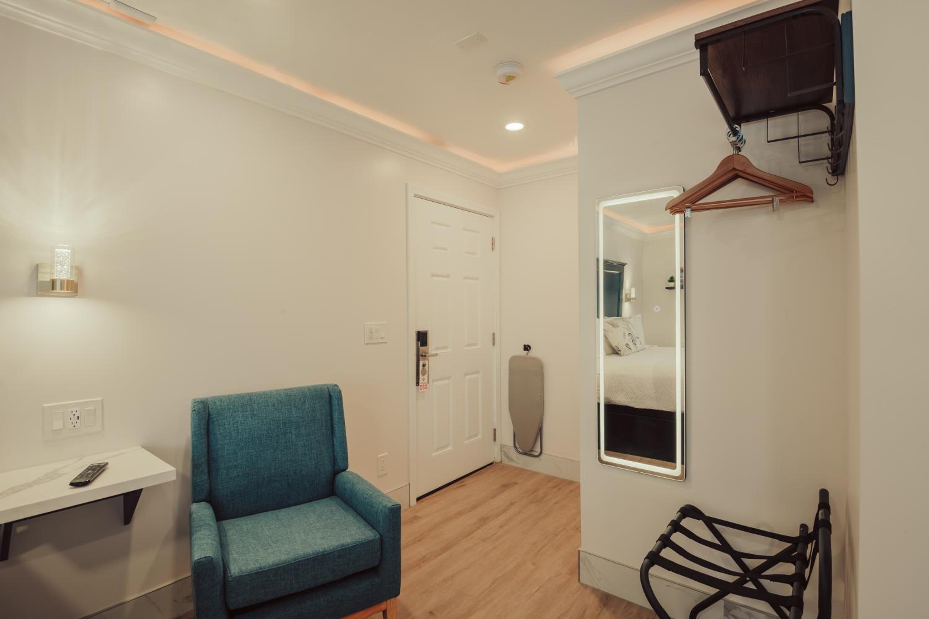 Deluxe King Suite - Non-Smoking, No Pets - Photo 10