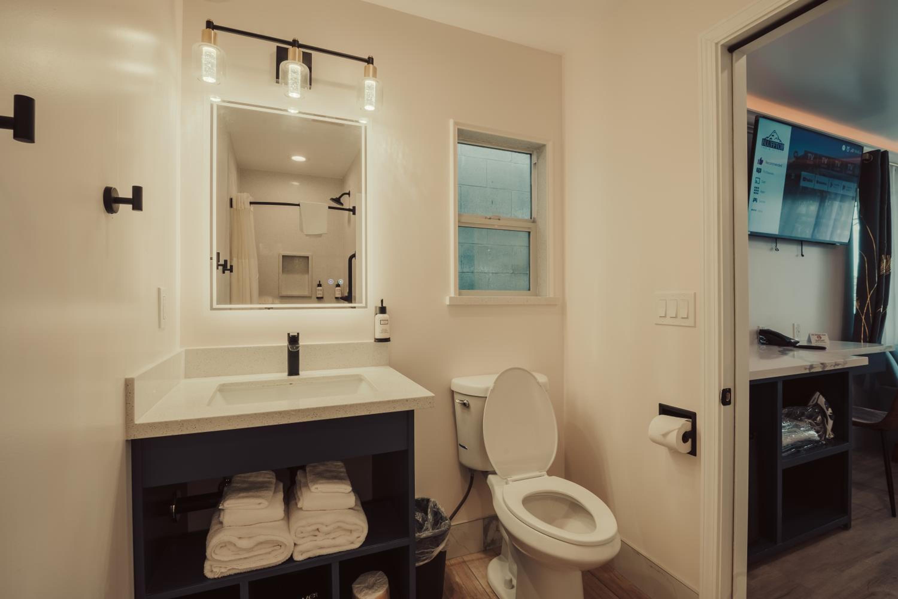 Deluxe King Suite - Non-Smoking, No Pets - Photo 16