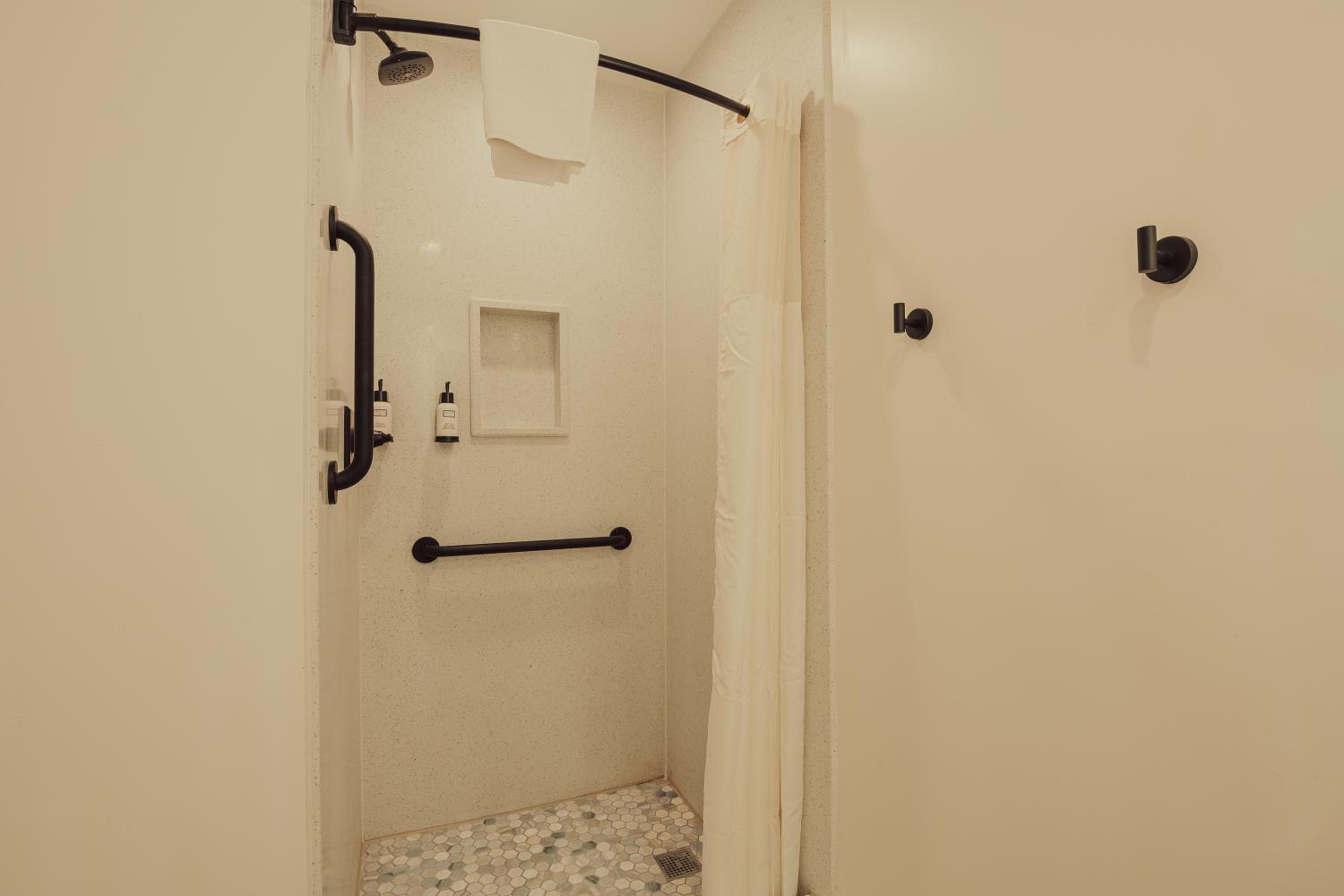 Deluxe King Suite - Non-Smoking, No Pets - Photo 14