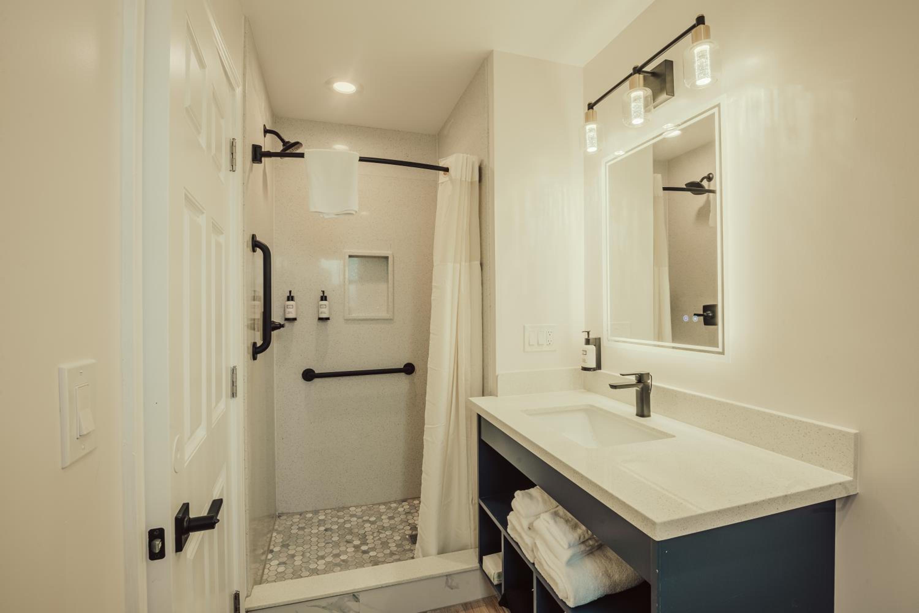 Deluxe King Suite - Non-Smoking, No Pets - Photo 13