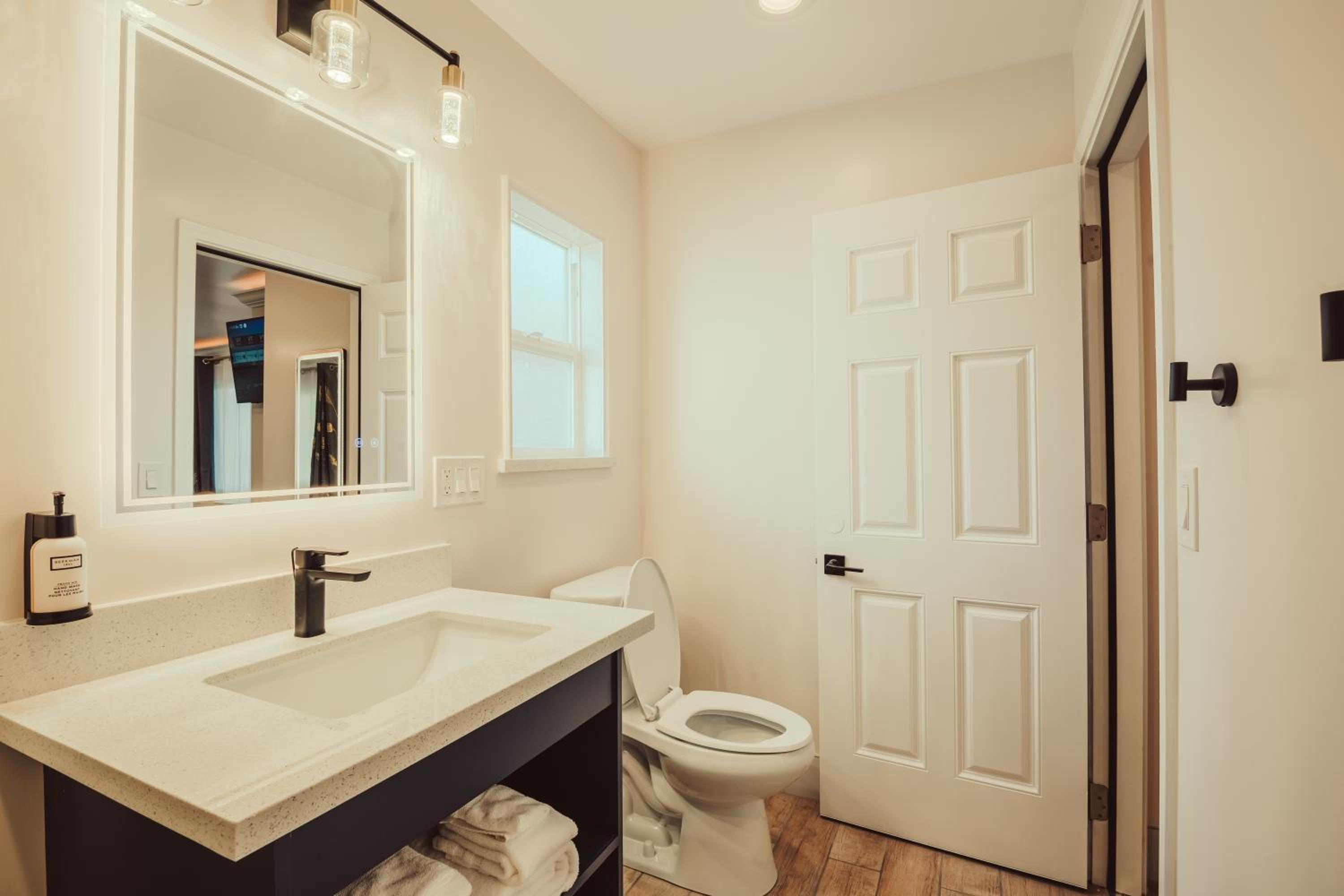 Deluxe King Suite - Non-Smoking, No Pets - Photo 12