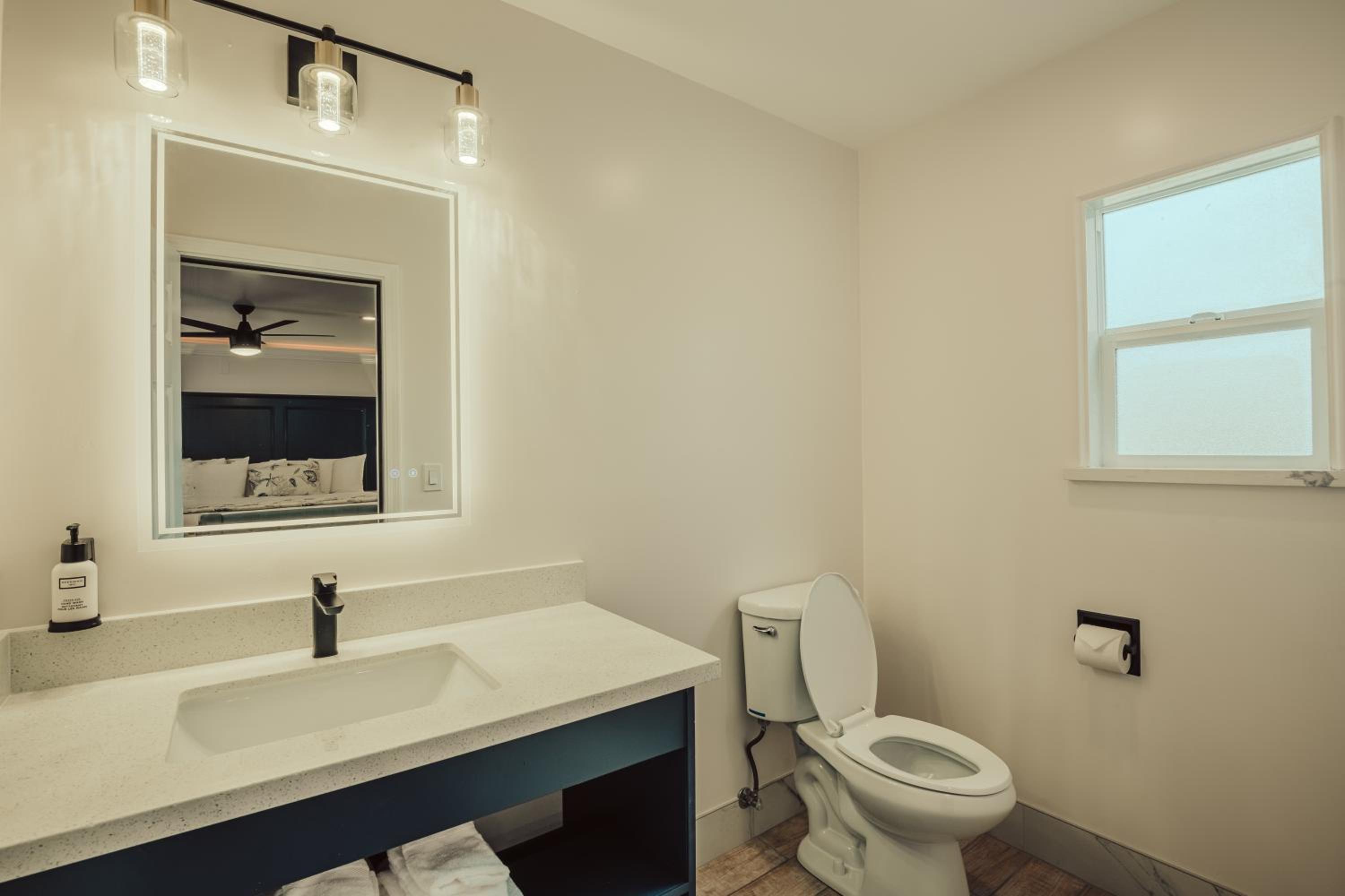 Deluxe King Suite - Non-Smoking, No Pets - Photo 17