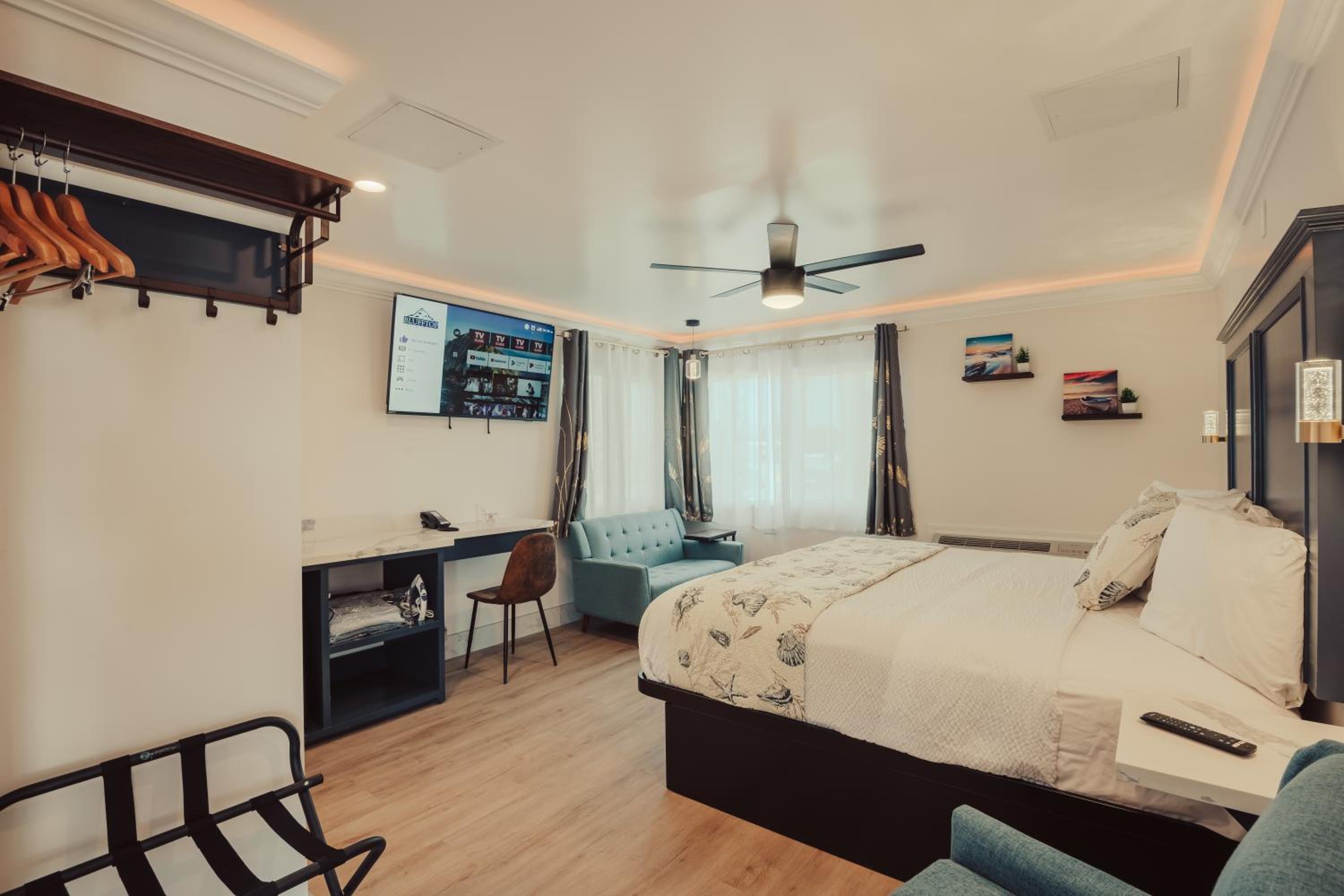 Deluxe King Suite - Non-Smoking, No Pets - Photo 1