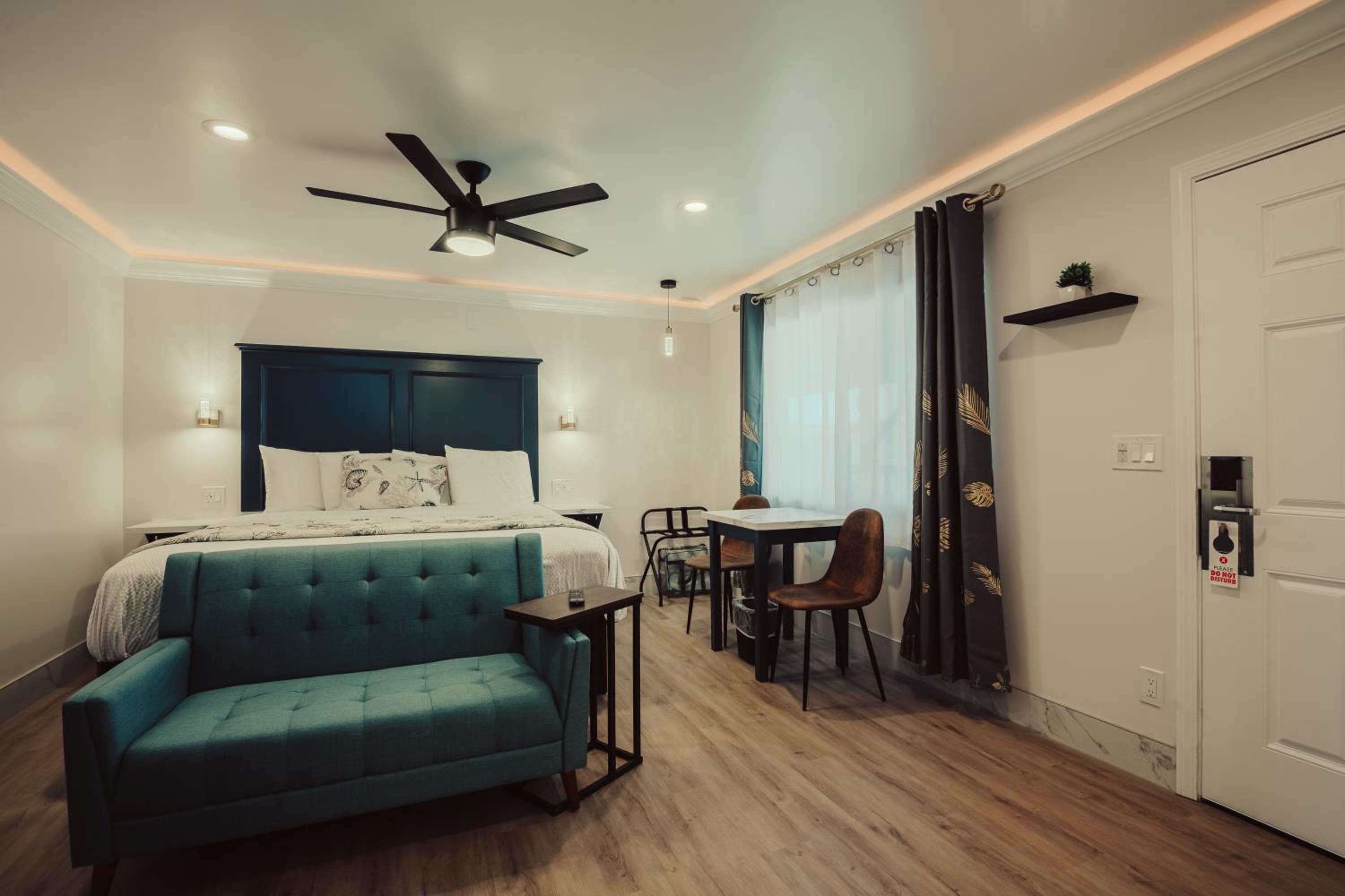 Deluxe King Suite - Non-Smoking, No Pets - Photo 8