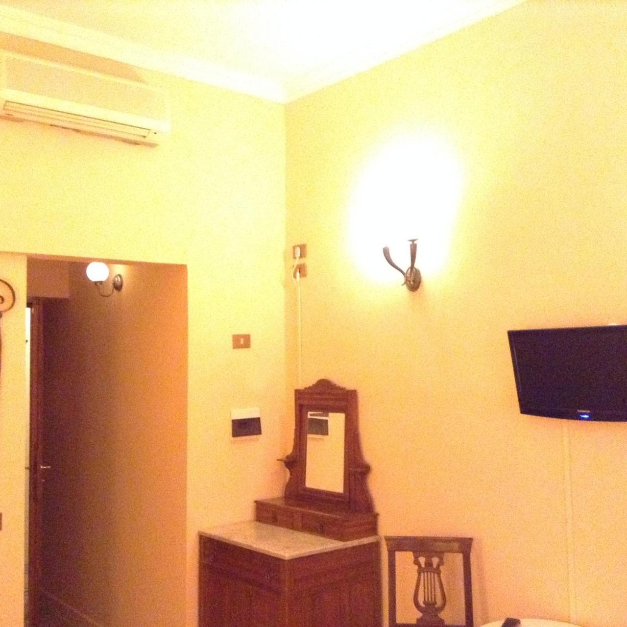 Double or Twin Room with Private Bathroom photo 3