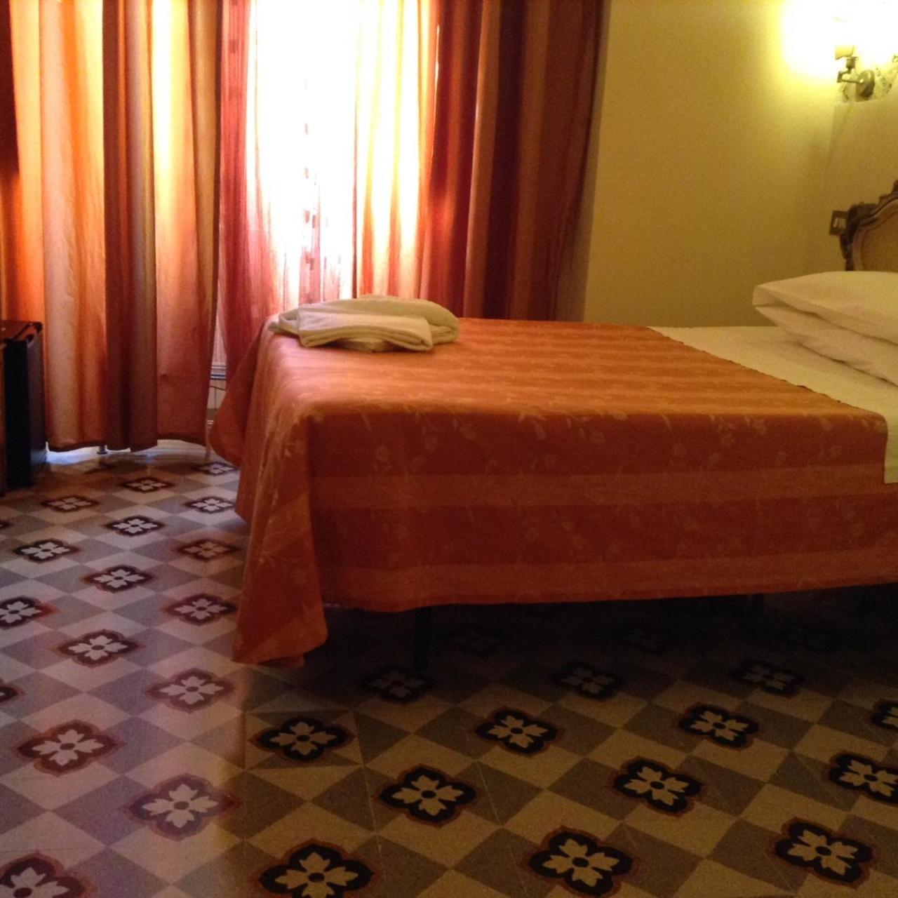 Single Room with Private Bathroom photo 3