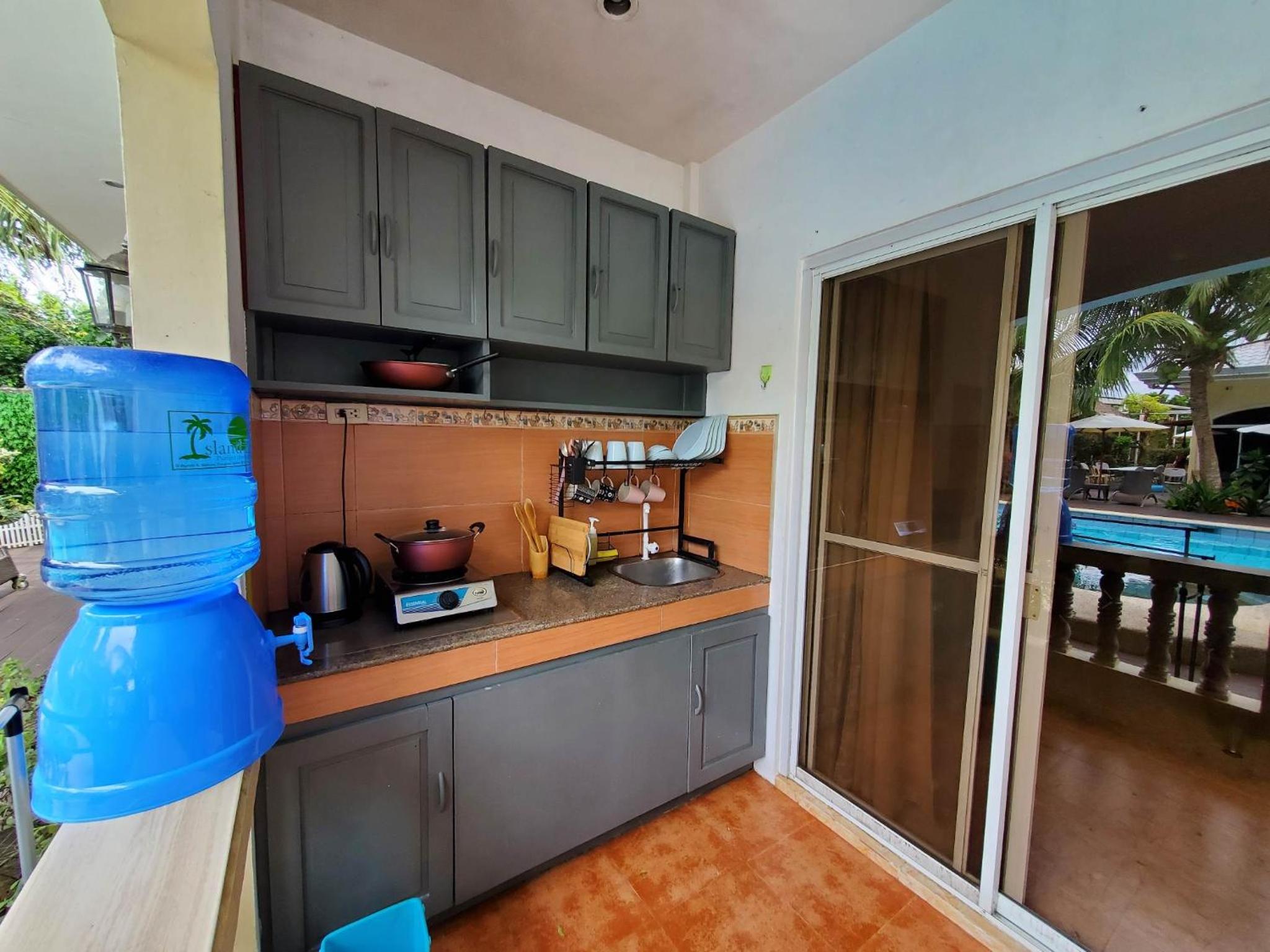 Deluxe Family Suite - Photo 12
