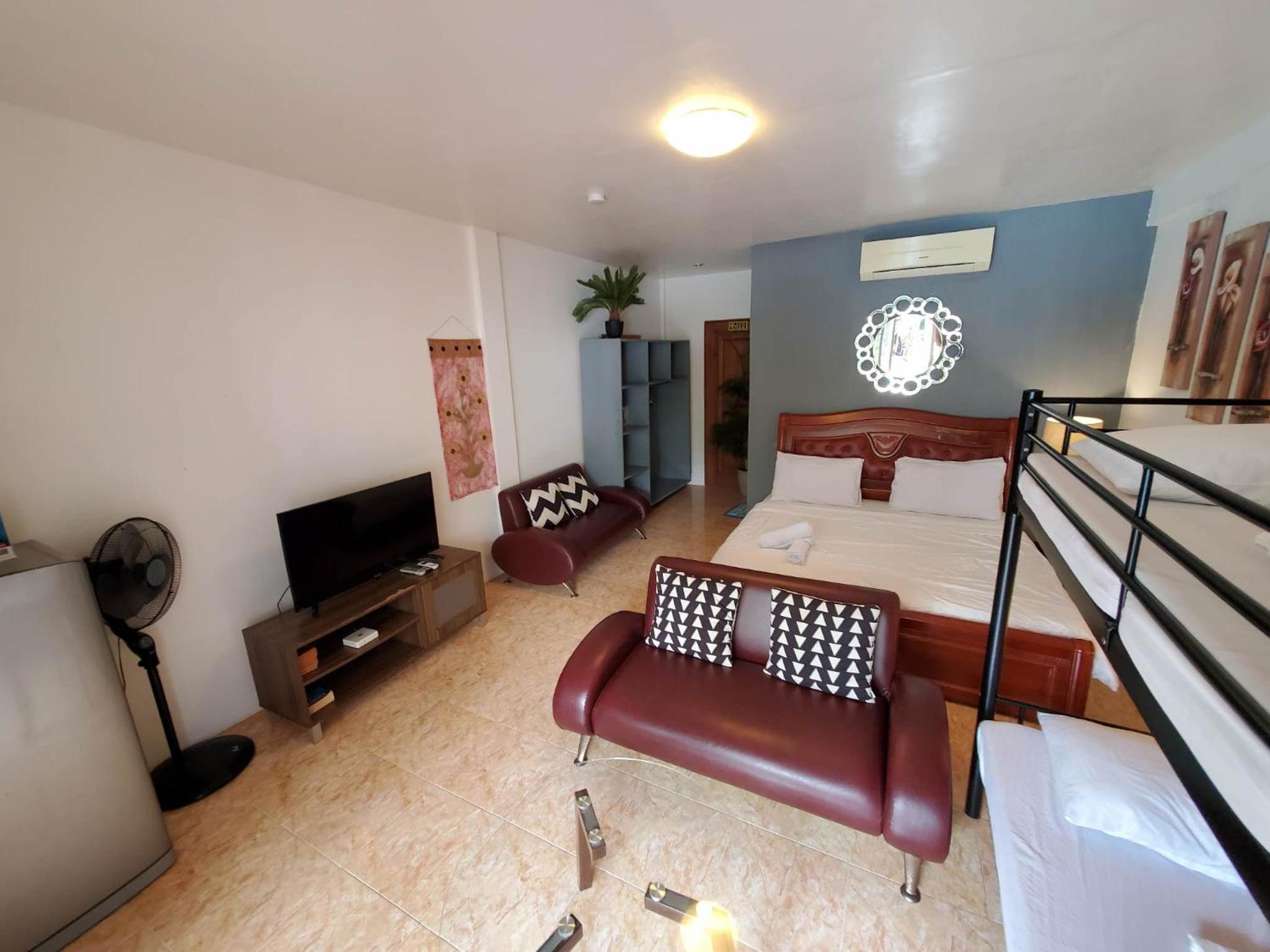 Deluxe Family Suite - Photo 28