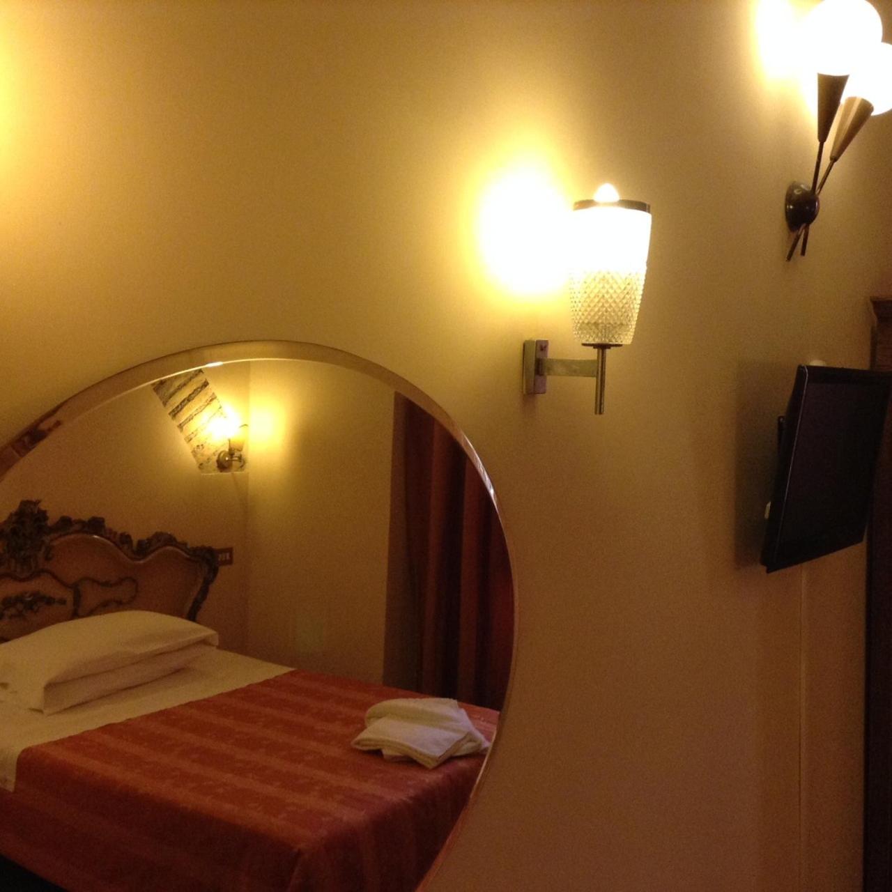 Single Room with Private Bathroom photo 2