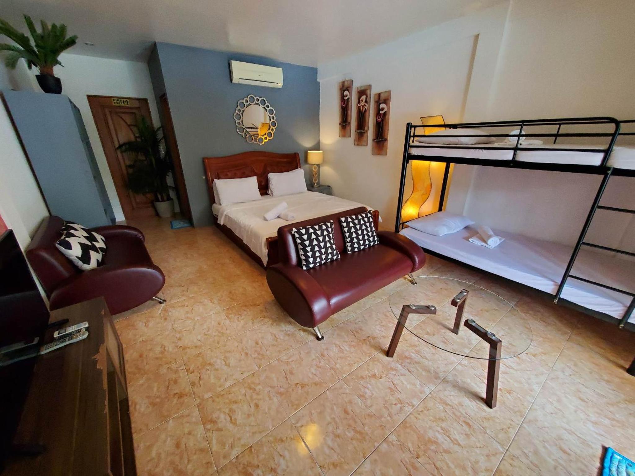 Deluxe Family Suite - Photo 1