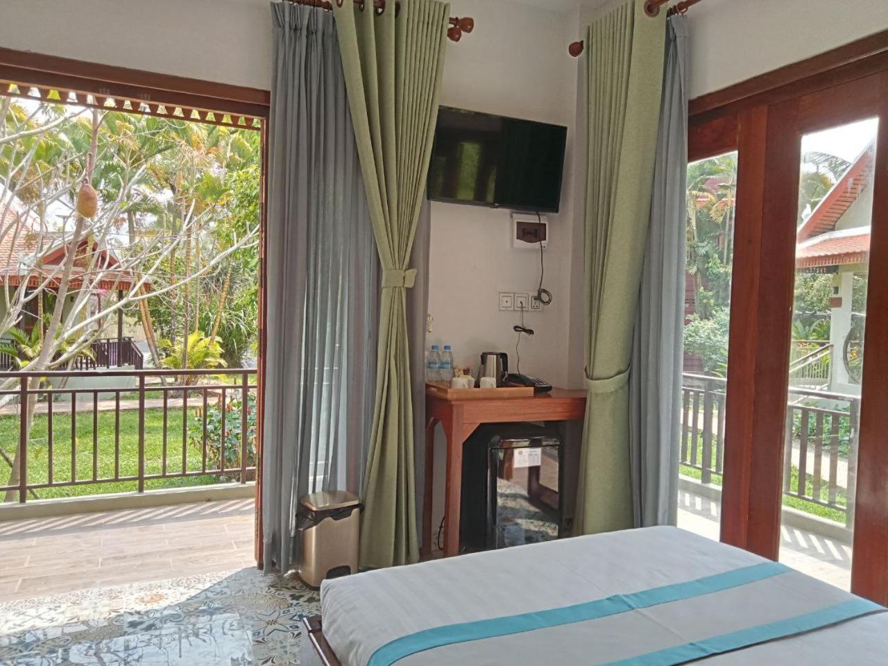 Bungalow with Garden View - Photo 8