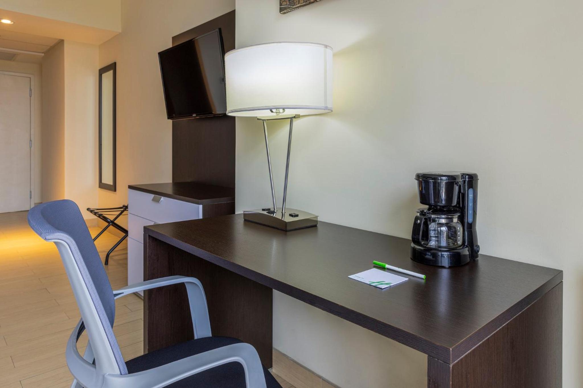 Standard Double Room with Two Double Beds - High Floor thumbnail 5