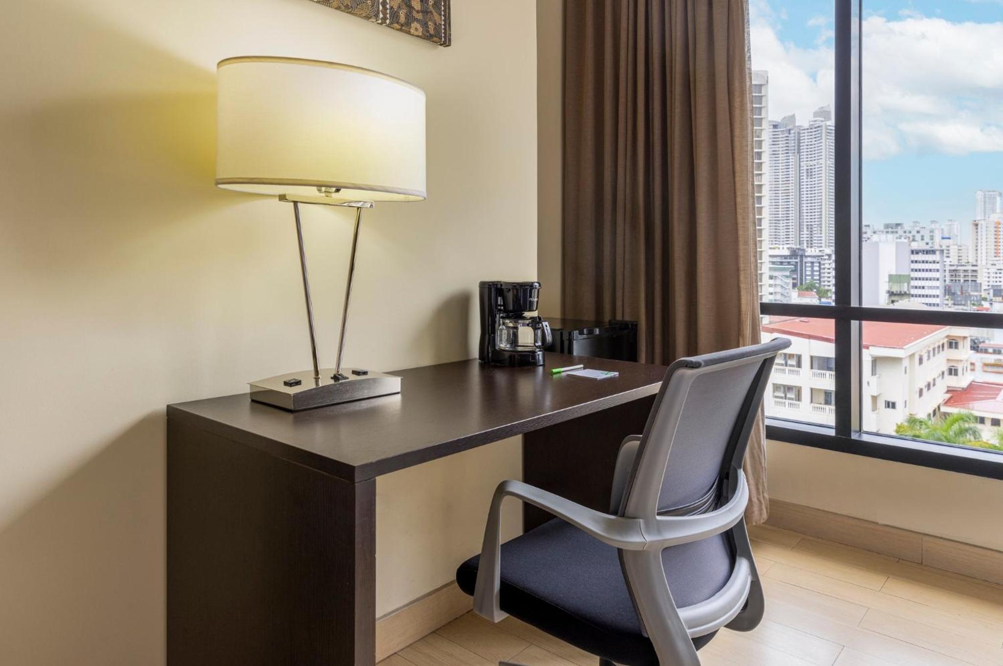 Standard Double Room with Two Double Beds - High Floor thumbnail 6