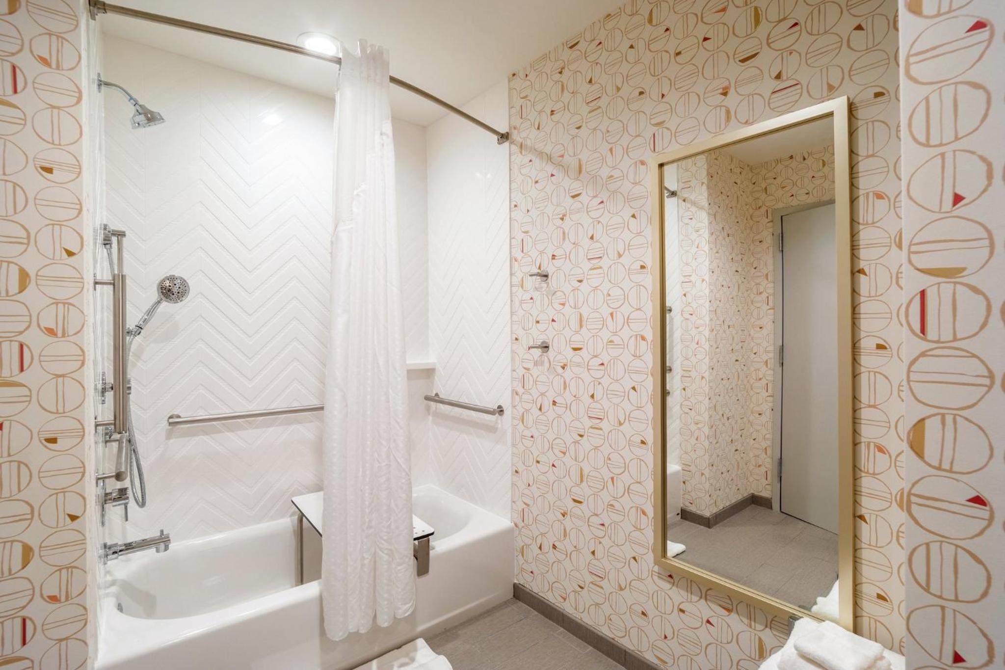 King Room - Mobility Access Tub - Non-Smoking - Photo 4