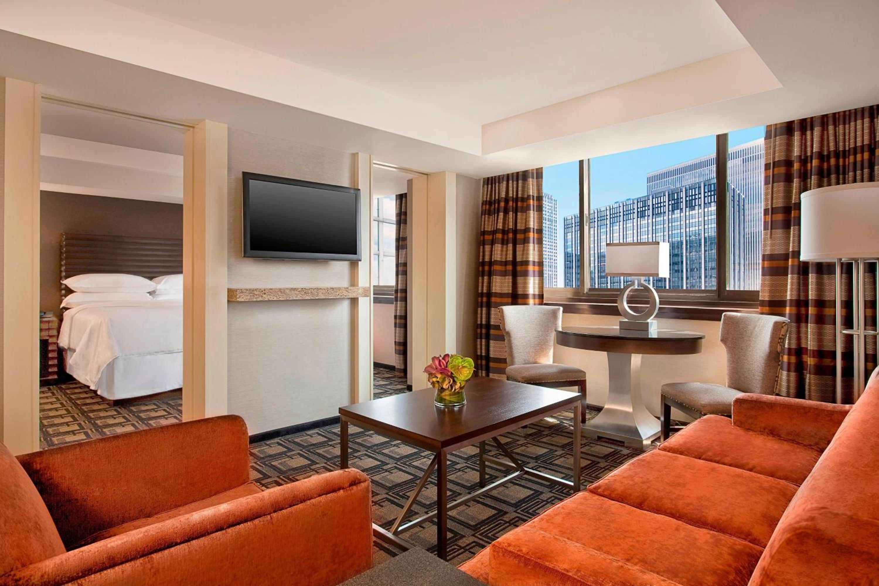 Executive Suite, 1 Bedroom Executive Suite, 1 King, Sofa bed photo 1