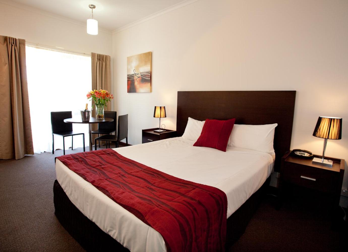 Deluxe king bed room - Photo 4