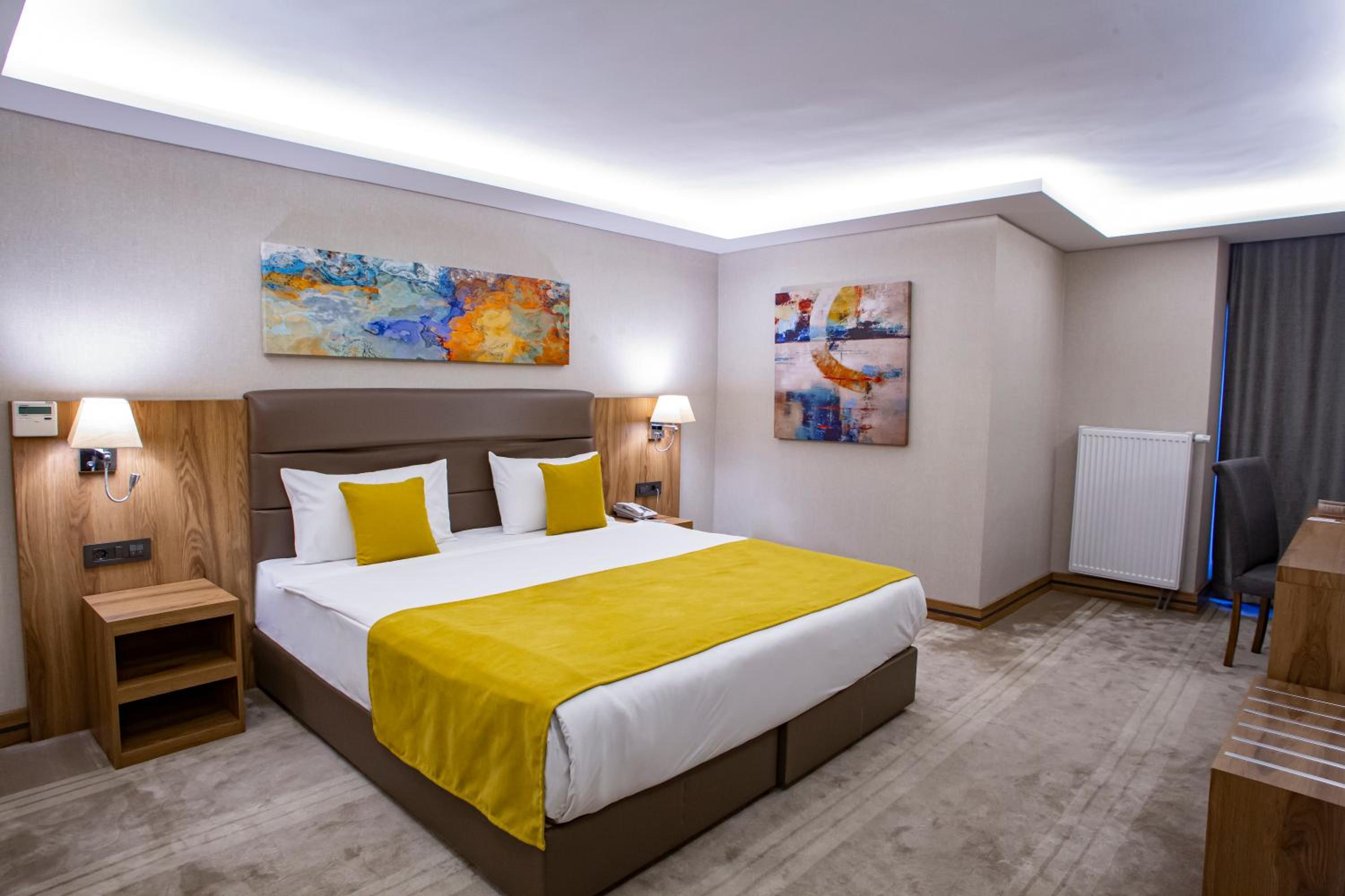 Deluxe Corner Room - Photo 1