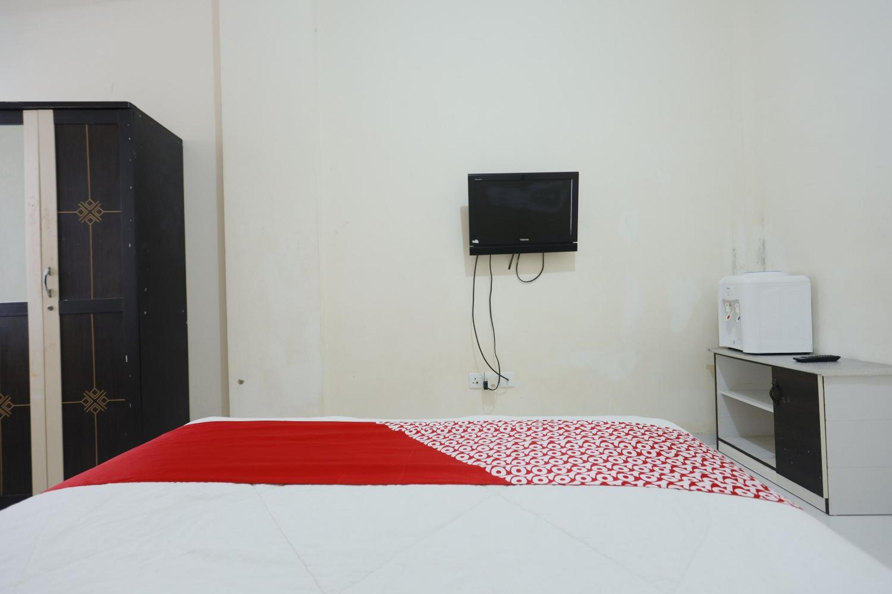 Standard King Room - Photo 13