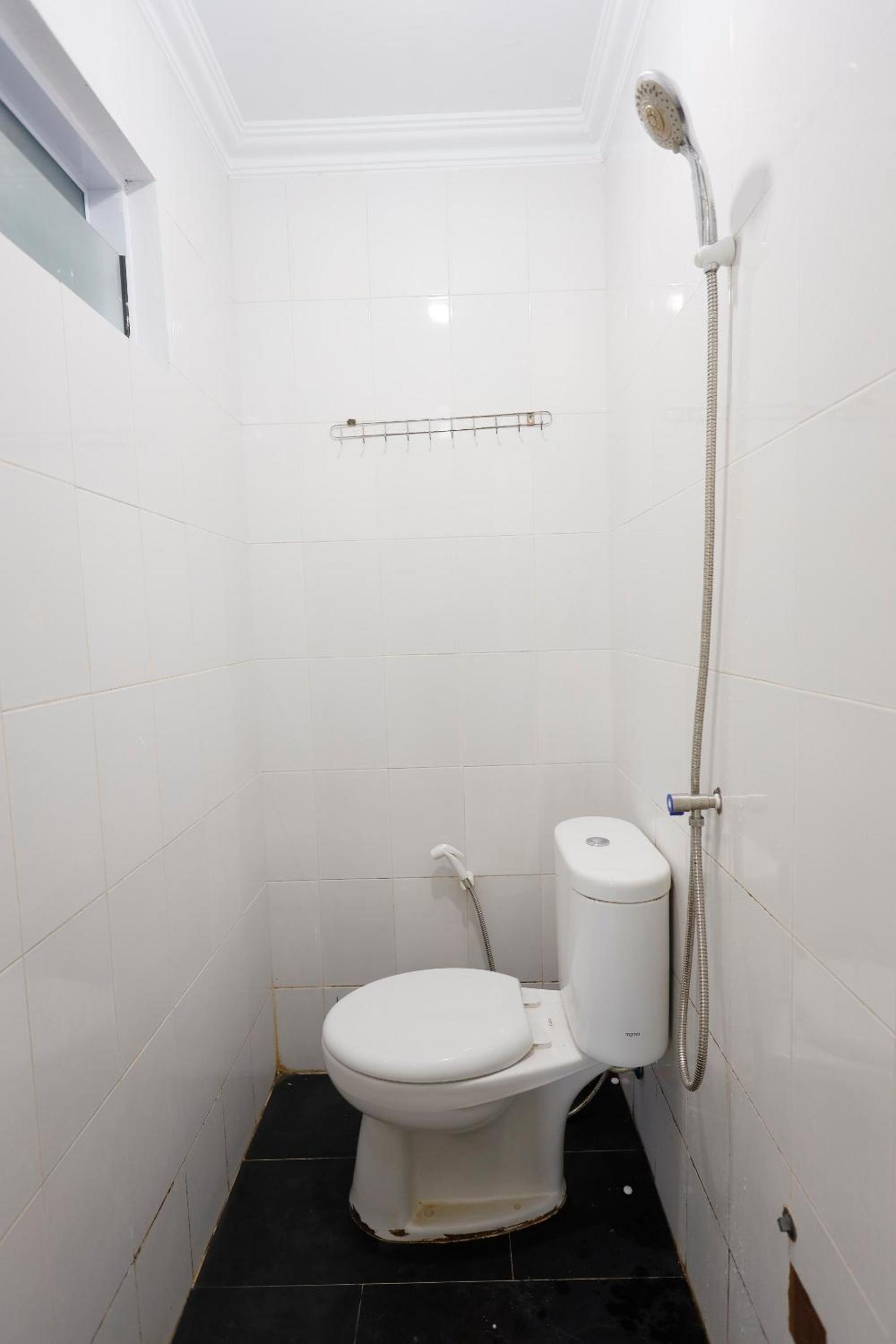 Standard King Room - Photo 15
