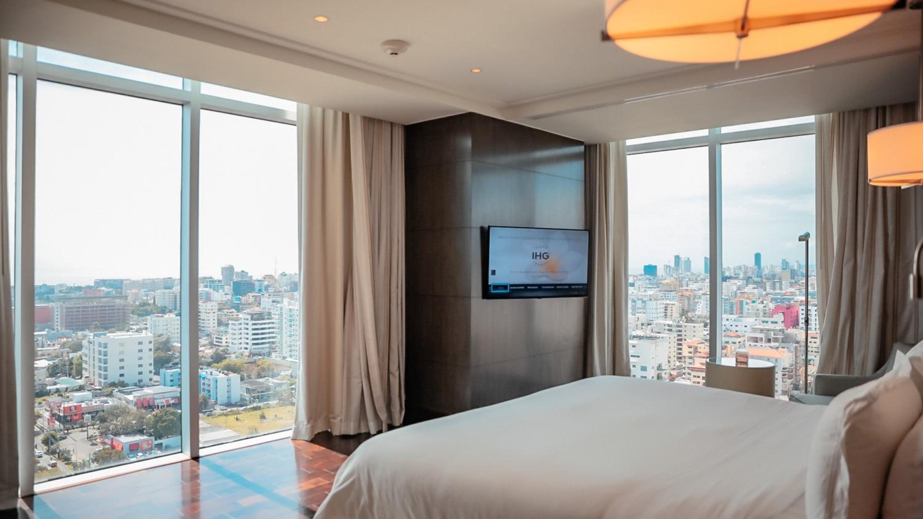 One-Bedroom Suite - Club Lounge Access/High Floor