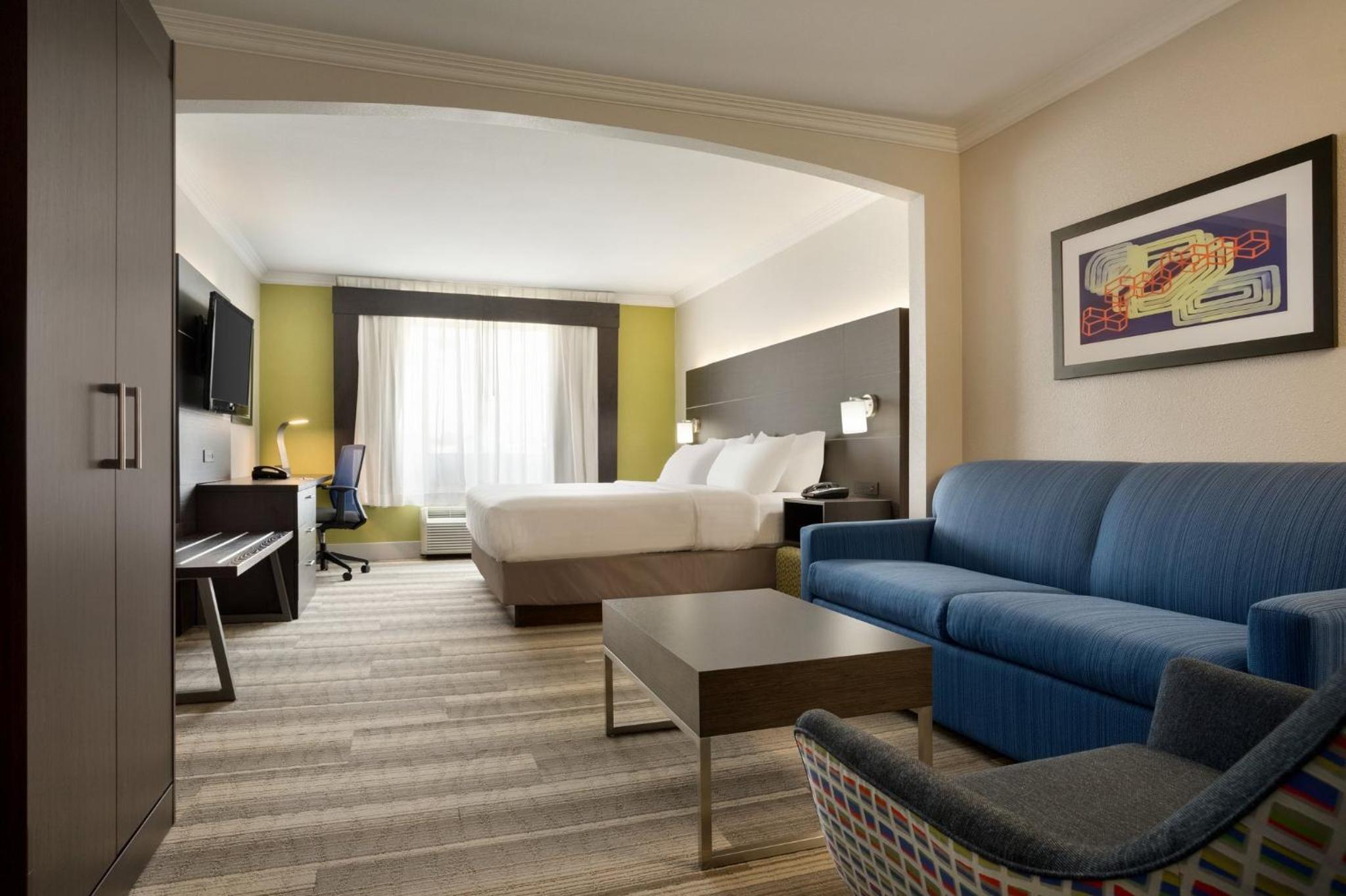 King Suite - Non-Smoking - Photo 3
