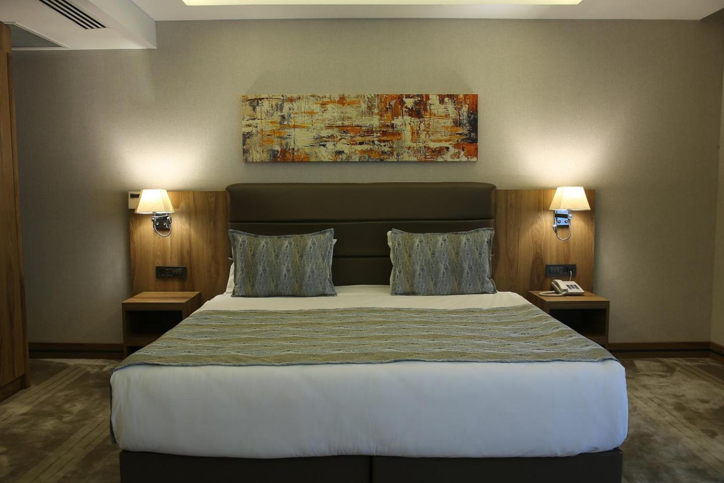 Deluxe Corner Room - Photo 5