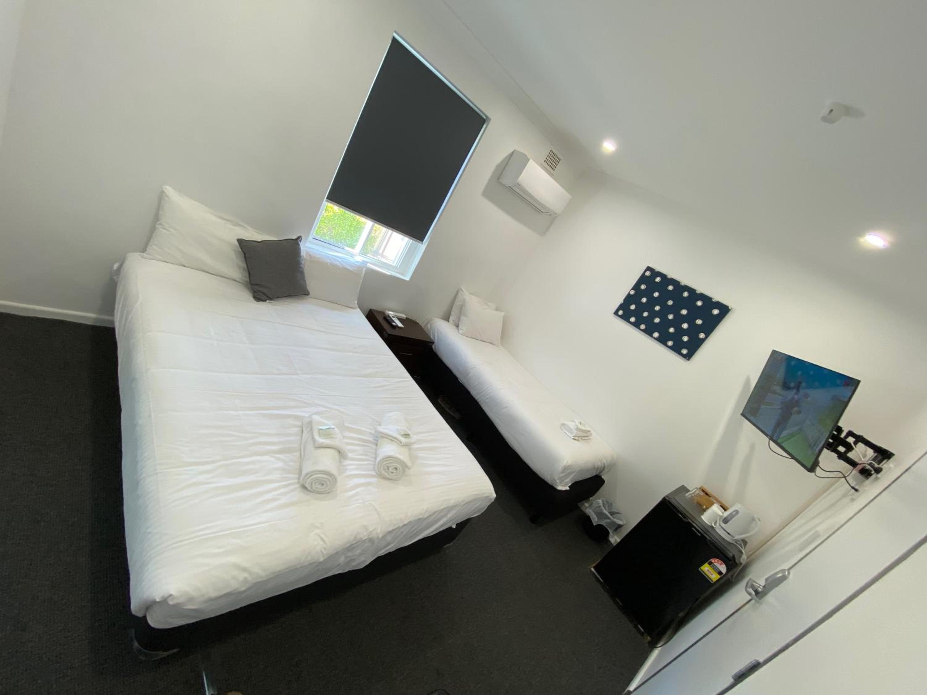 Classic Triple Room With One Queen And One Single Bed photo 2