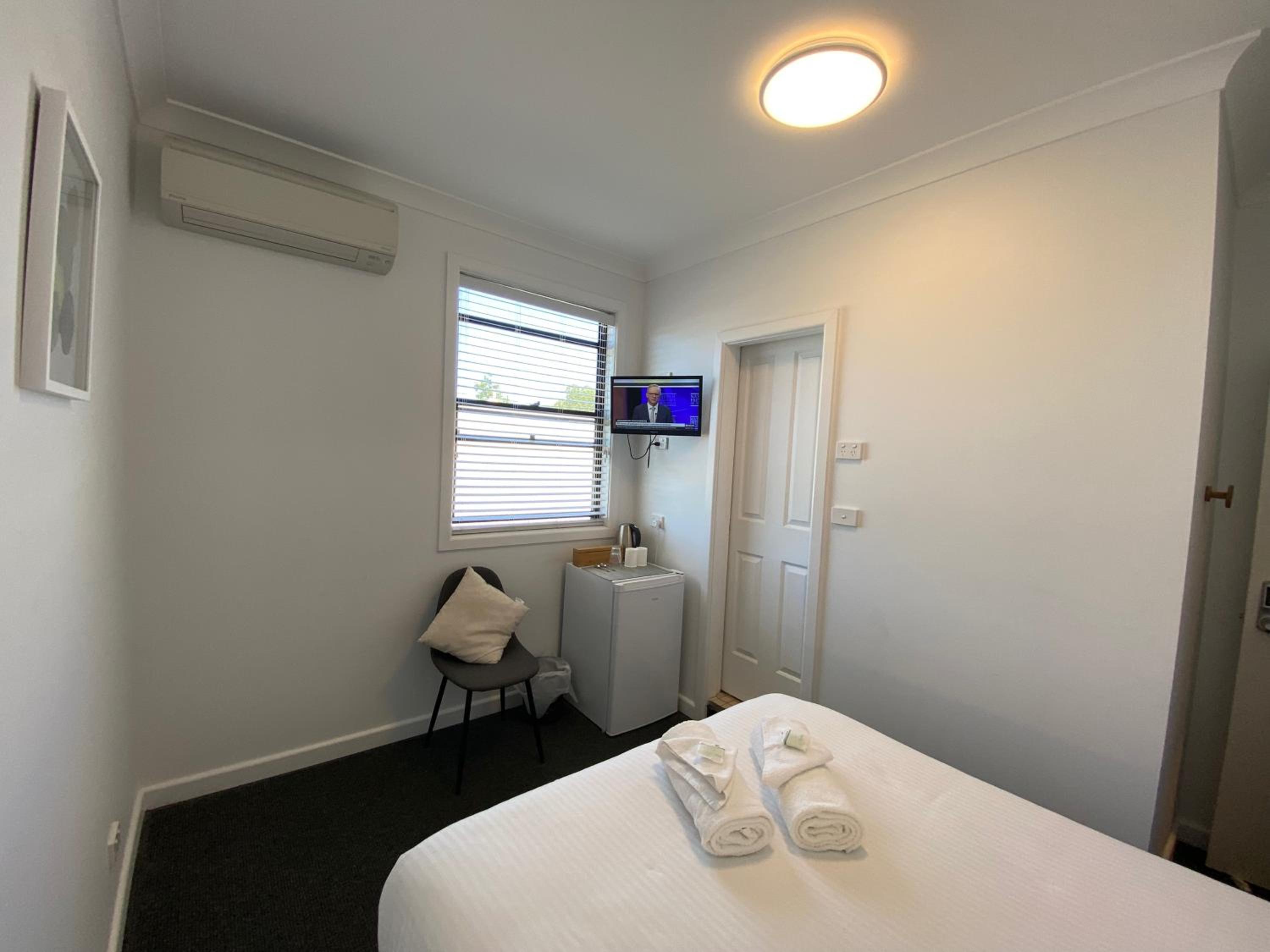 Queen Room photo 2