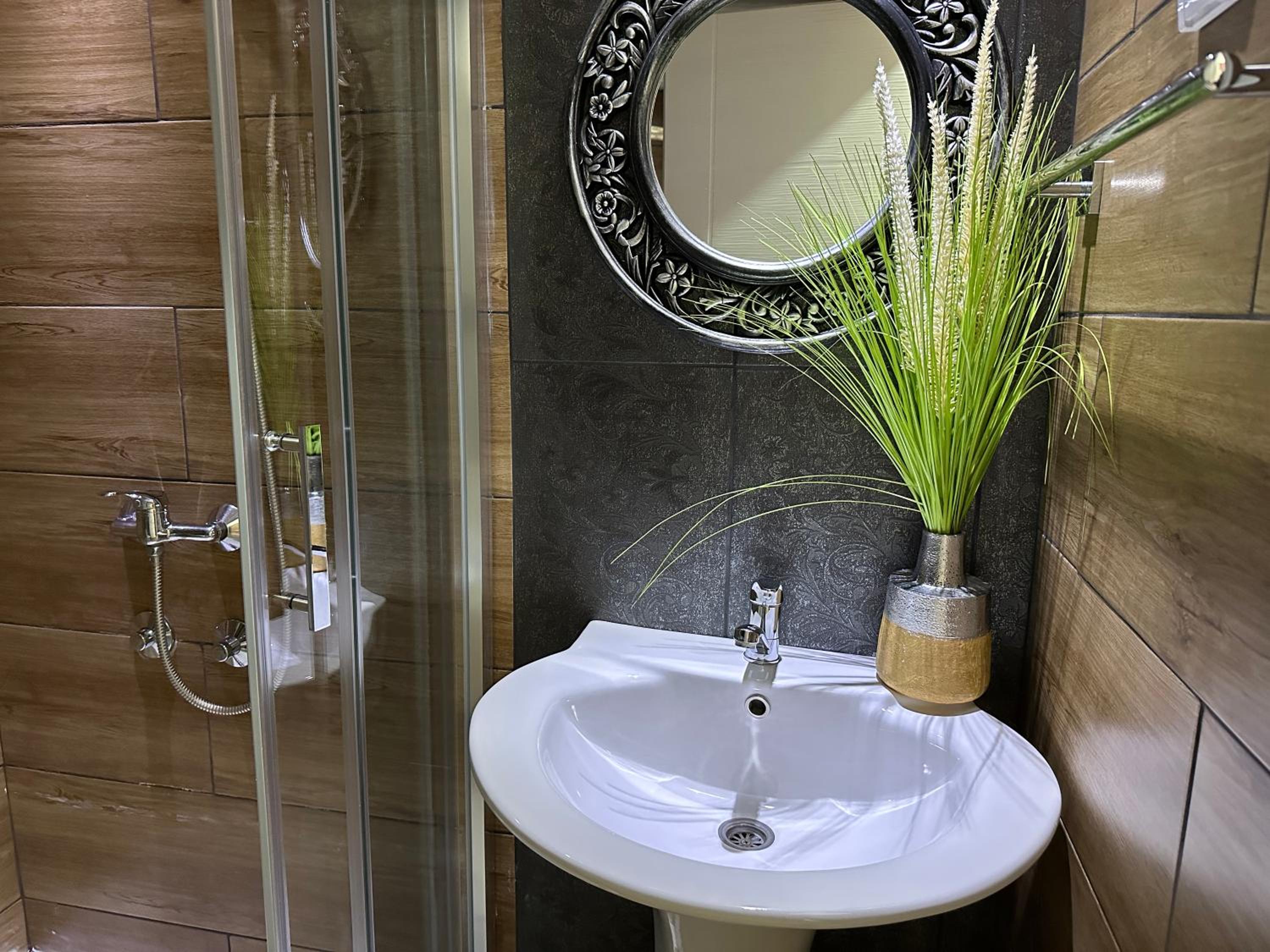 Deluxe King Room - Photo 7