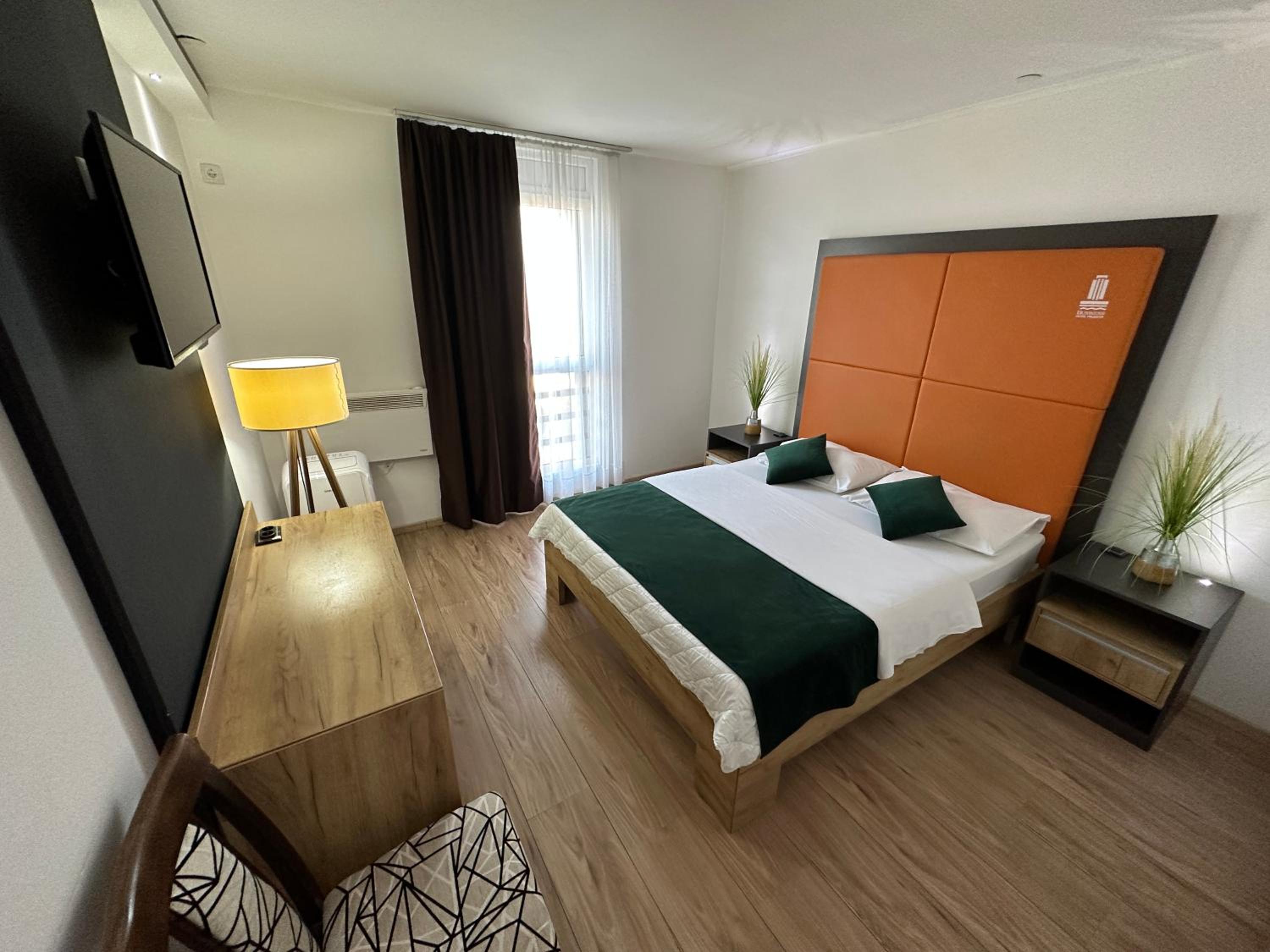 Deluxe King Room - Photo 8