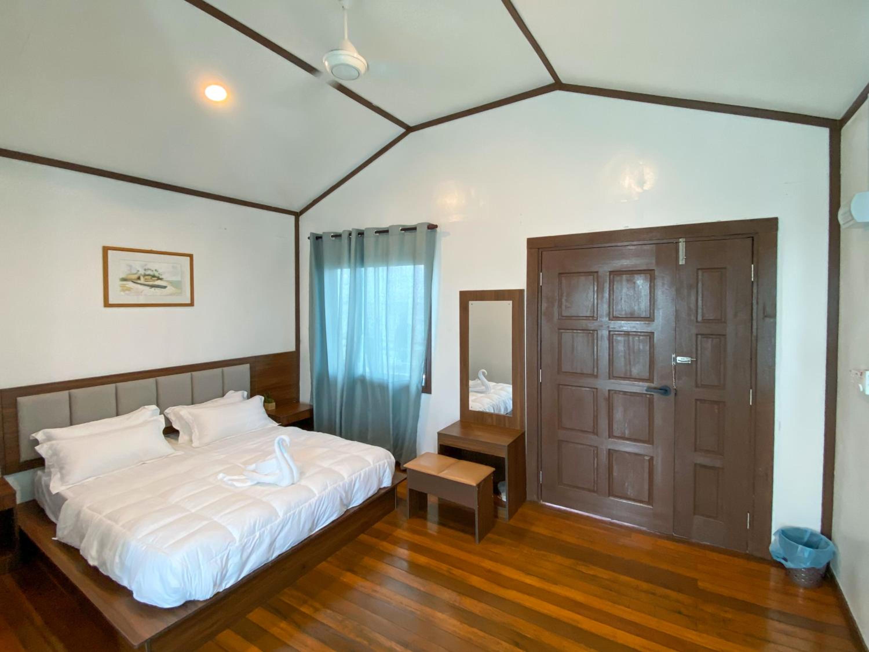 Deluxe Double Room with Balcony and Sea View - Photo 6