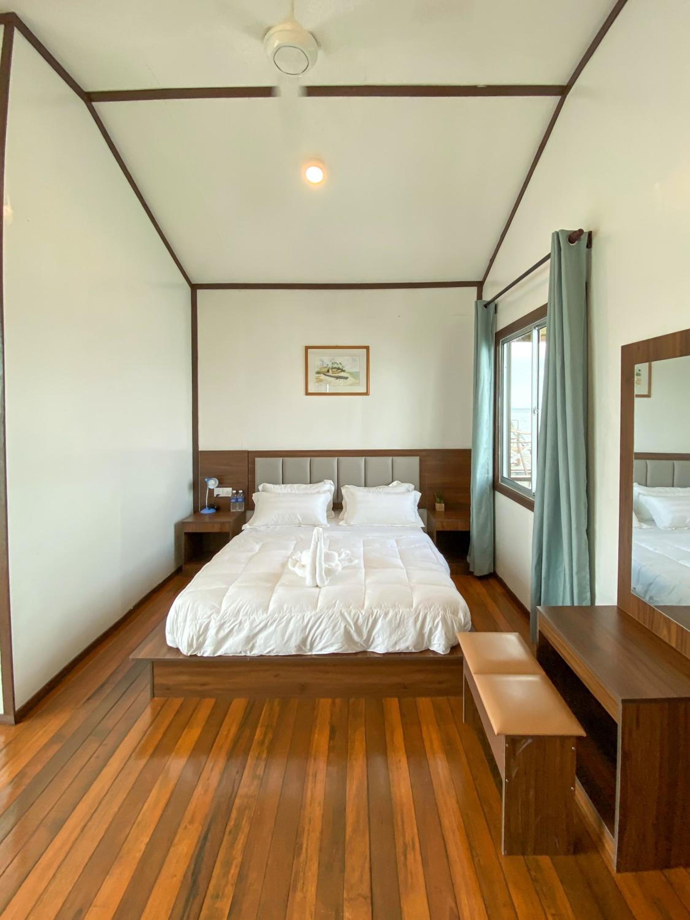 Deluxe Double Room with Balcony and Sea View - Photo 9