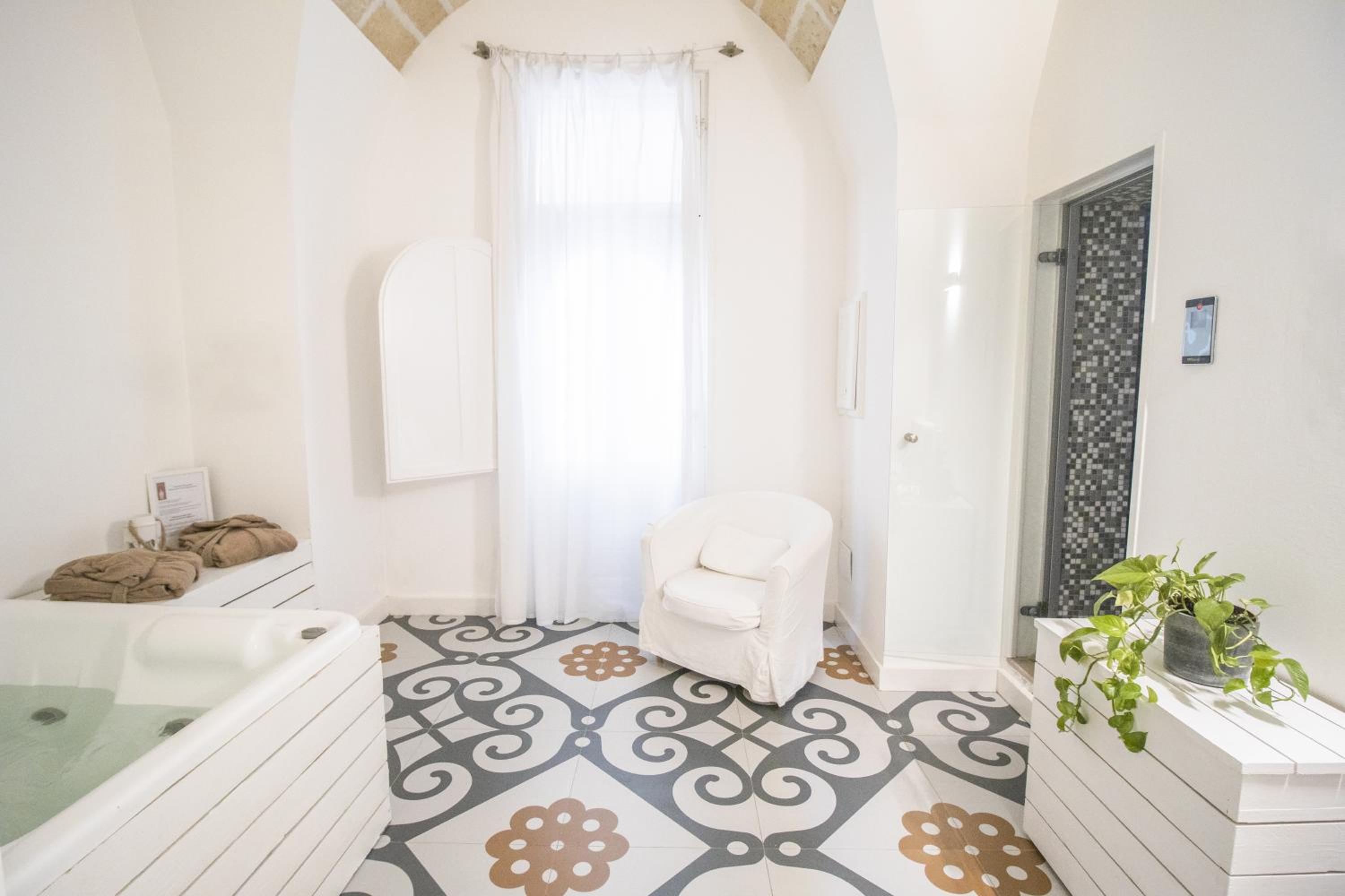 King Suite with Spa Bath photo 2