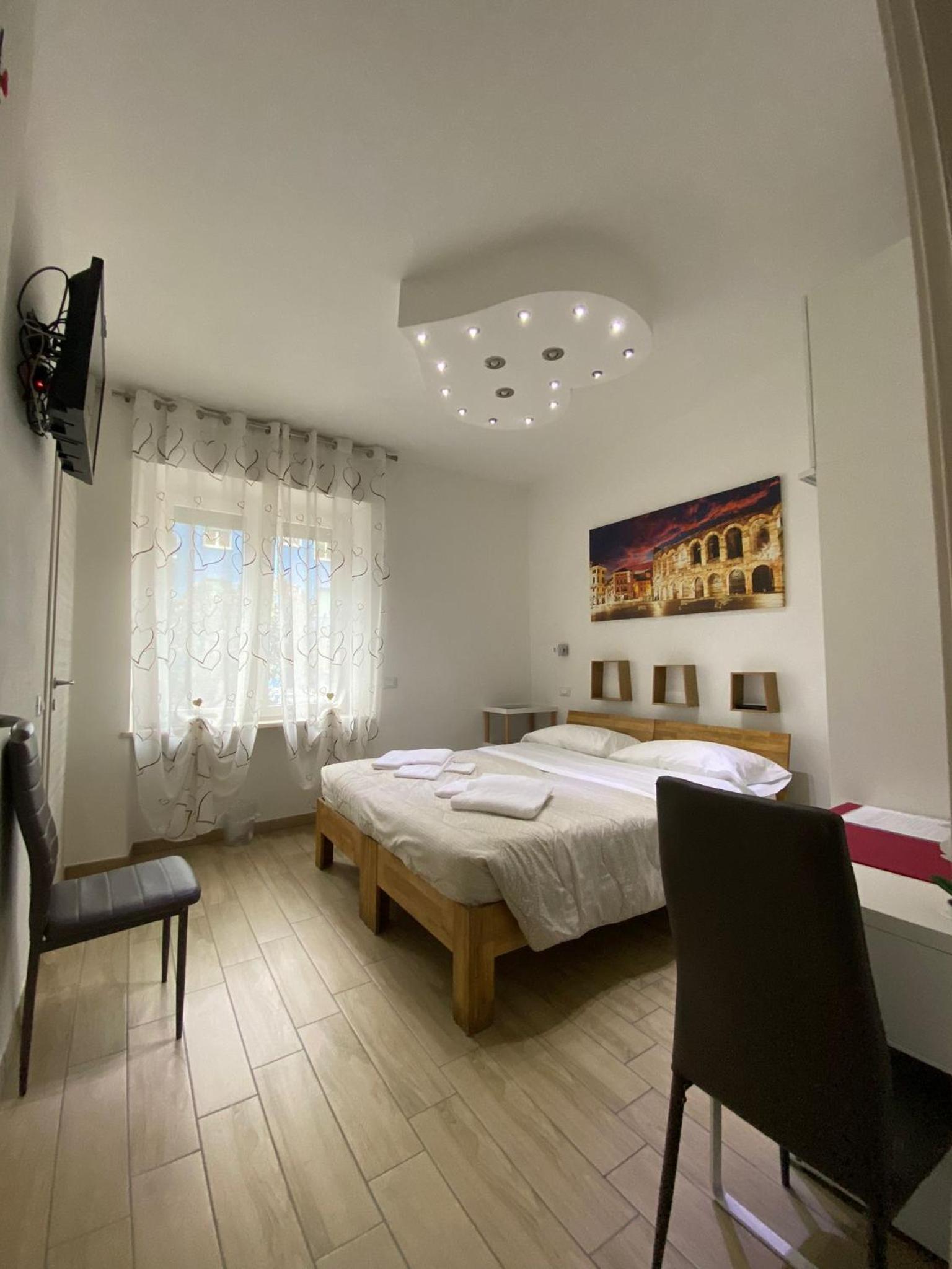 Double or Twin Room with Private Bathroom - Photo 10
