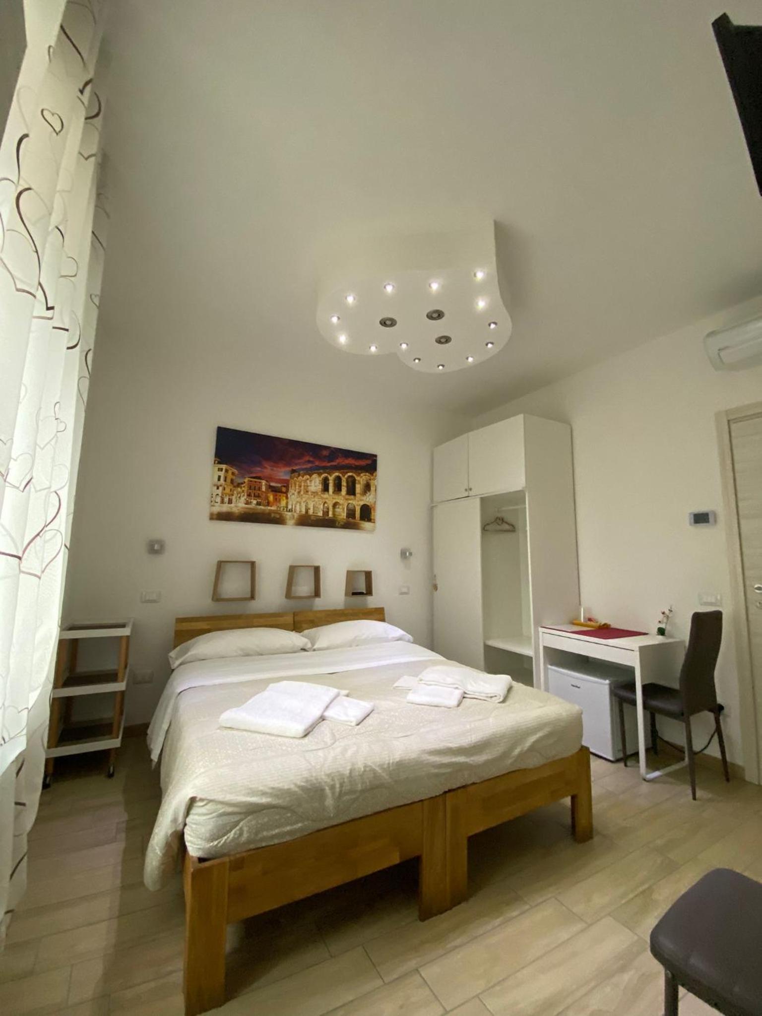 Double or Twin Room with Private Bathroom - Photo 11