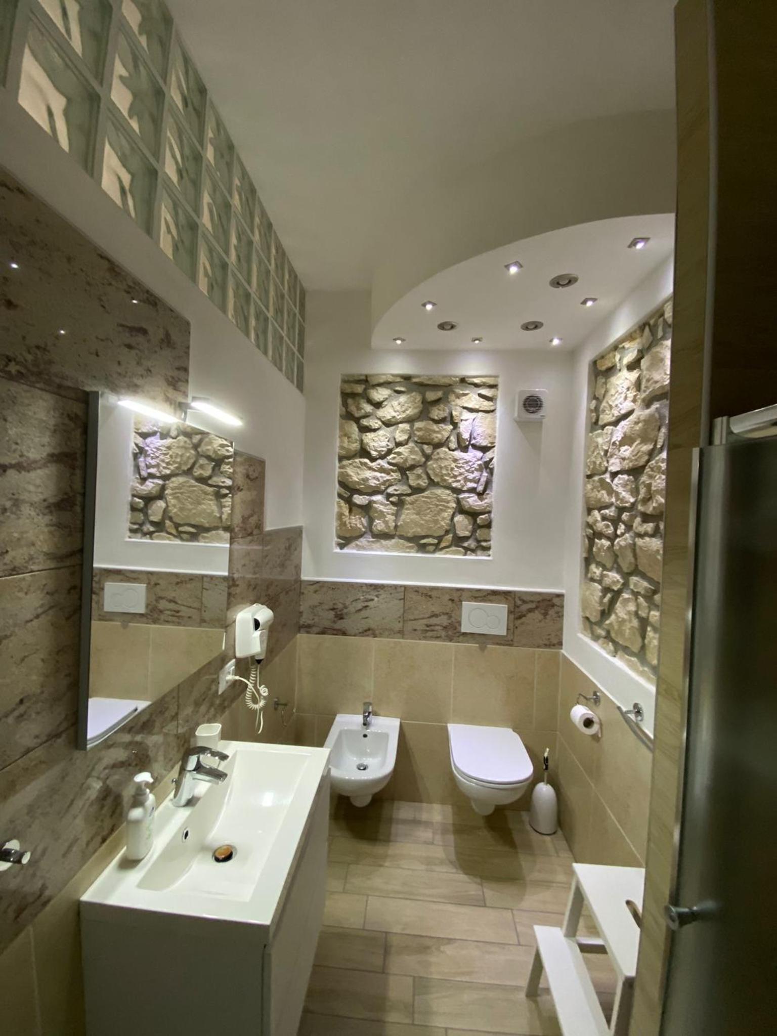 Double Room with Private Bathroom - Photo 3