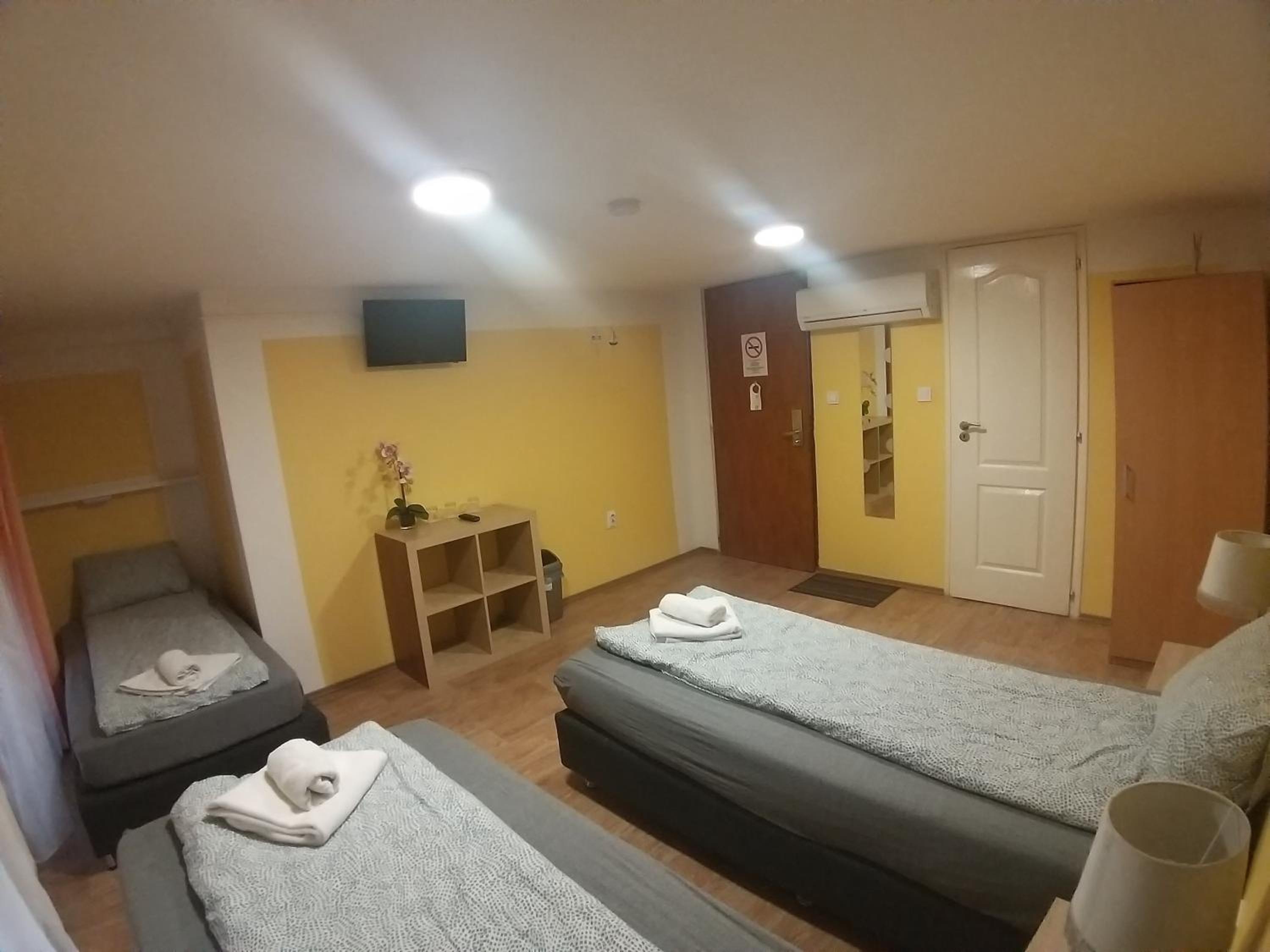 Triple Room with Private Bathroom - Photo 3