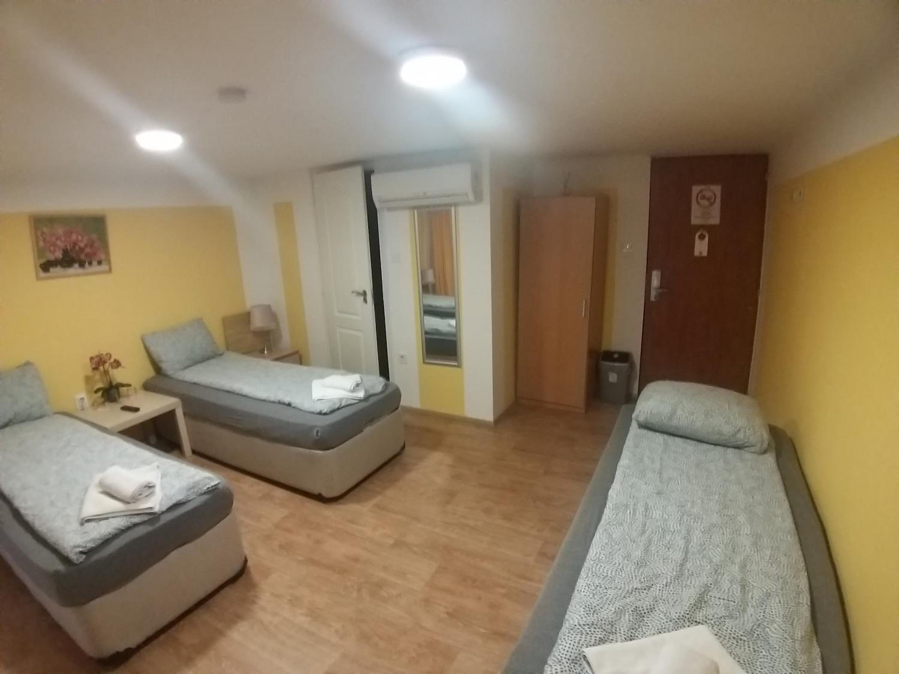 Triple Room with Private Bathroom - Photo 2