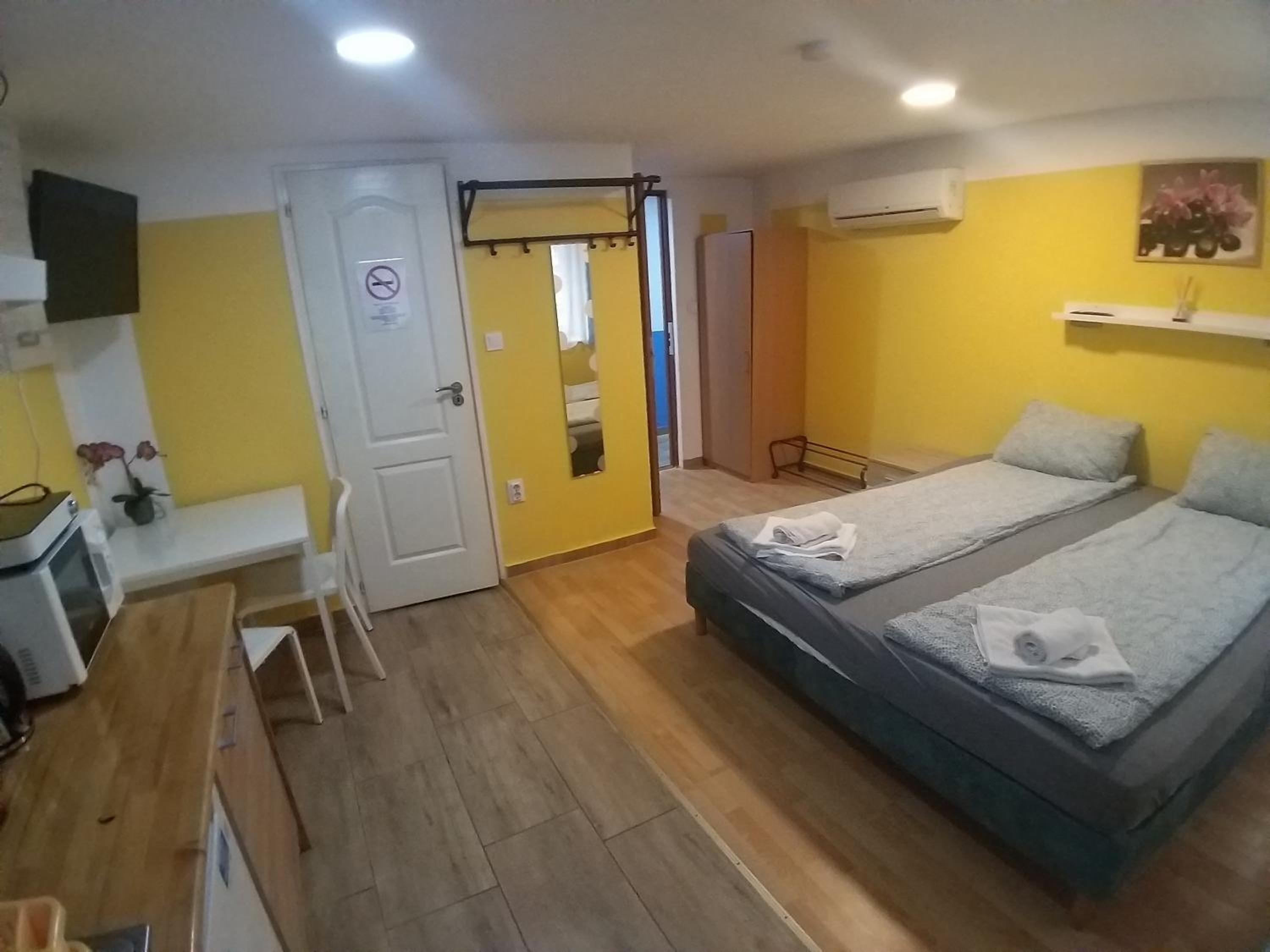 Double or Twin Room with Private Bathroom - Photo 2