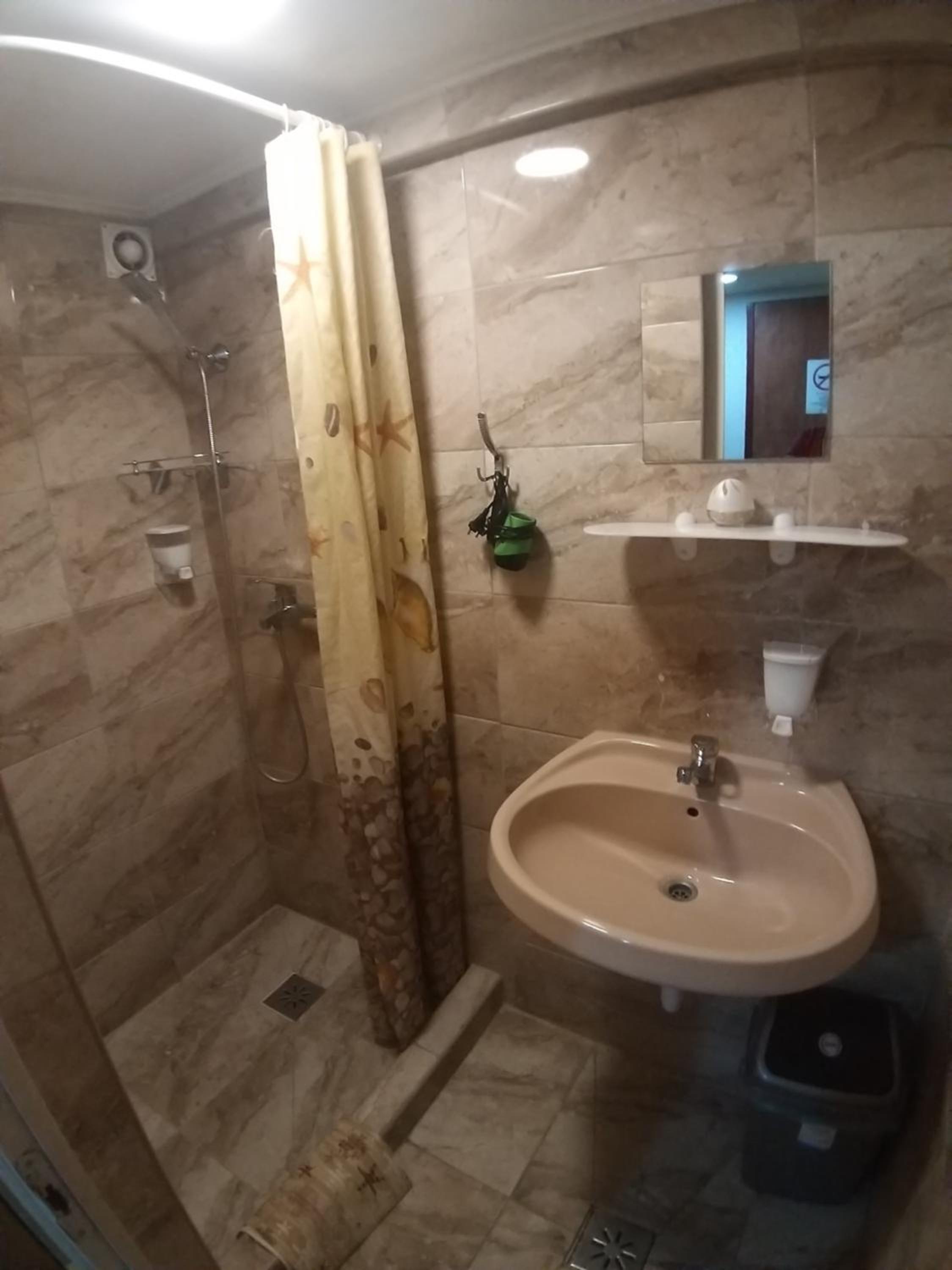 Double or Twin Room with Private Bathroom - Photo 6