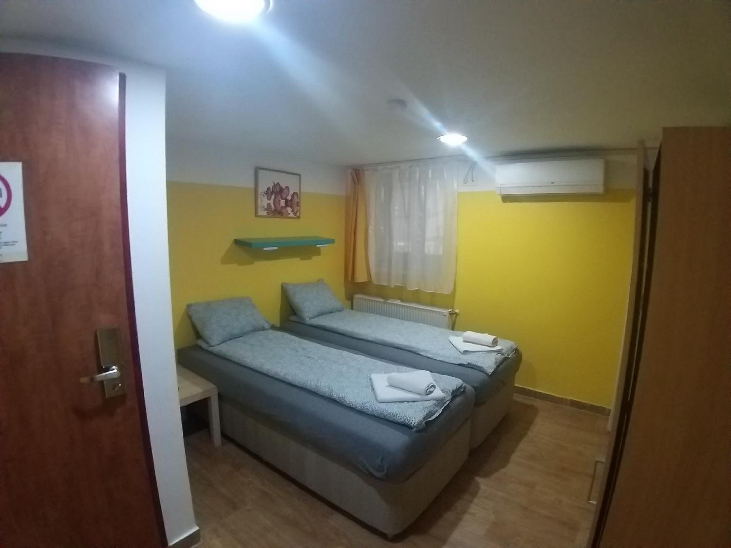 Double or Twin Room with Private Bathroom - Photo 5