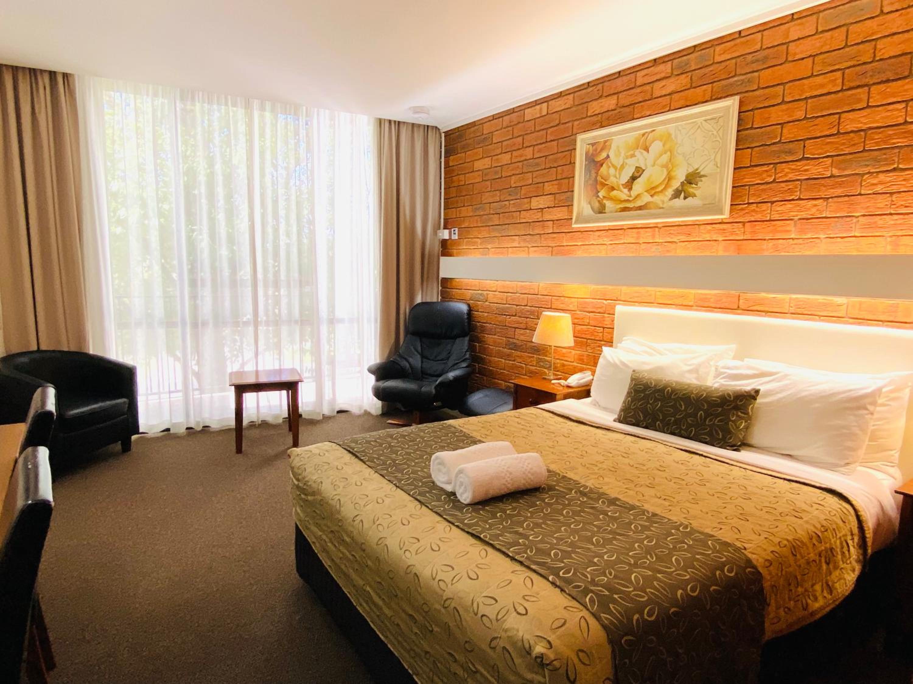 Queen Room photo 2