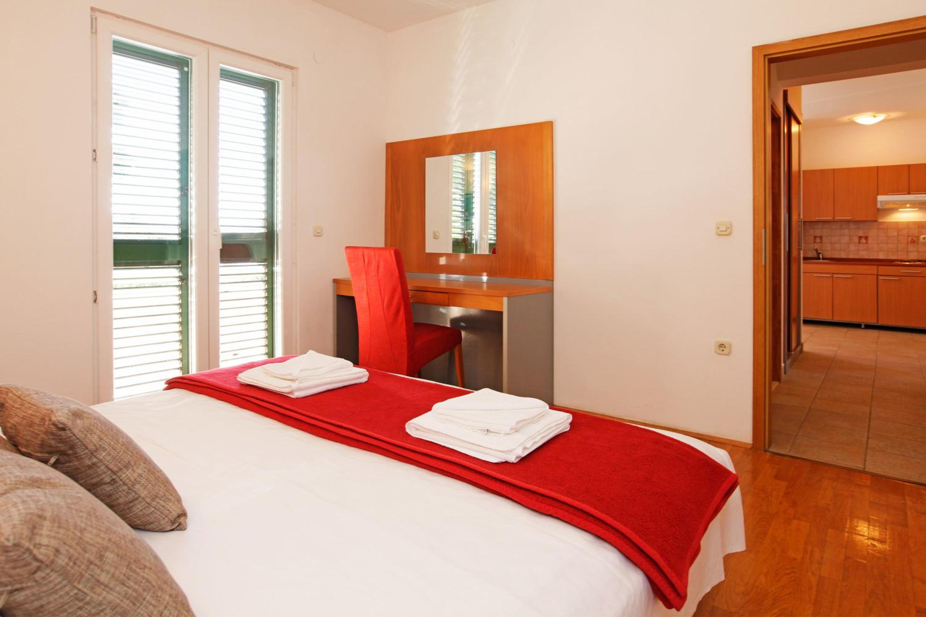 One-Bedroom Apartment with Balcony and Sea View photo 3