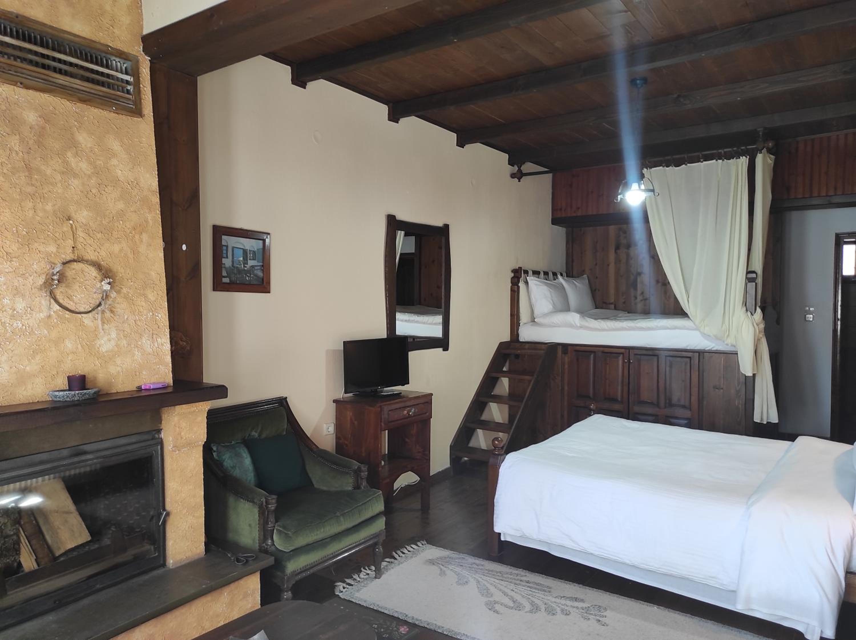 Triple Room with Fireplace - Photo 14