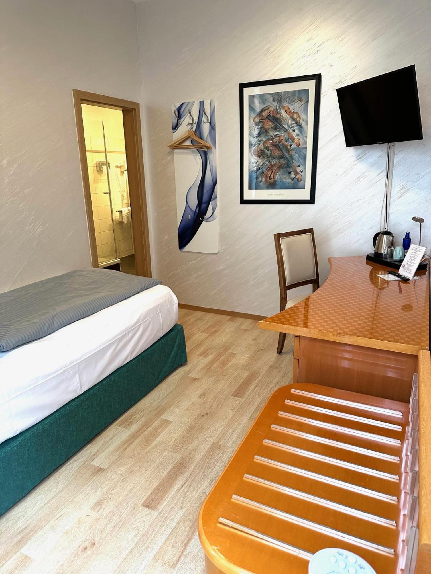 Single Room with Bathroom photo 1