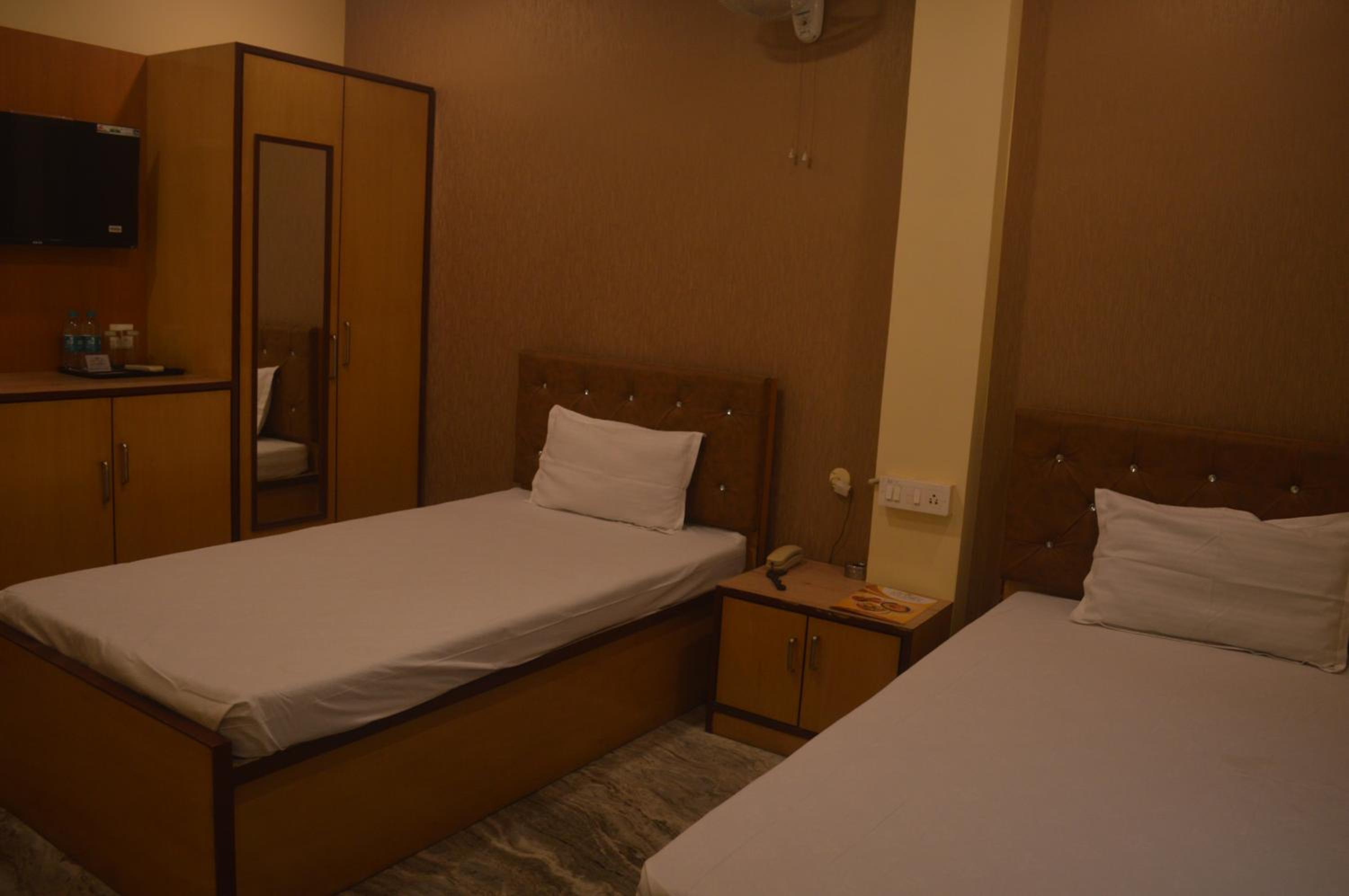 Economy Twin Room photo 2