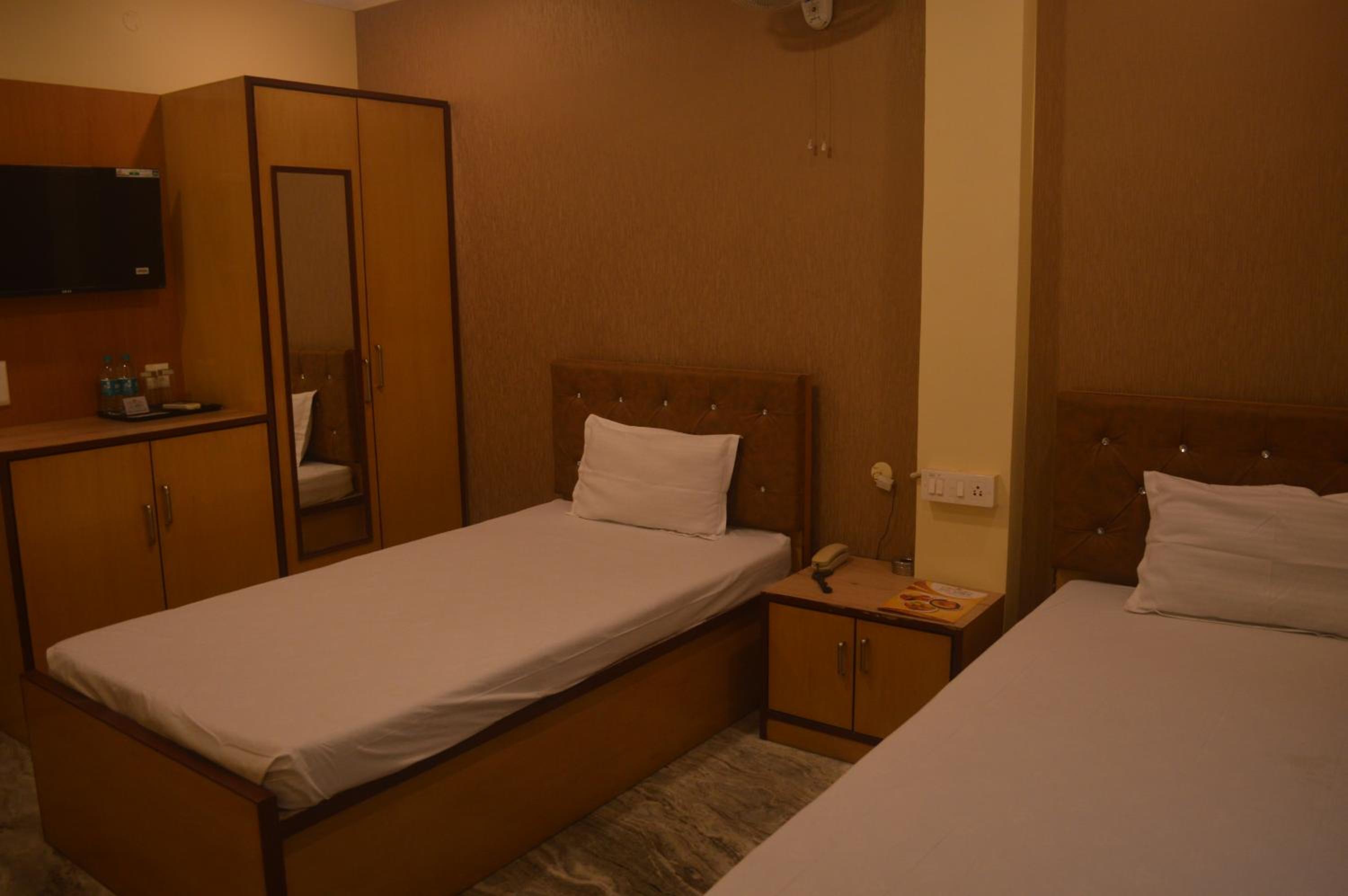 Economy Twin Room photo 3
